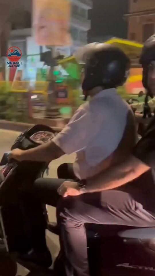 जयपुर कलेक्टर संदेश नायक शहर की व्यवस्थाओं का जायजा लेने स्कूटी पर देर रात भ्रमण पर निकले।