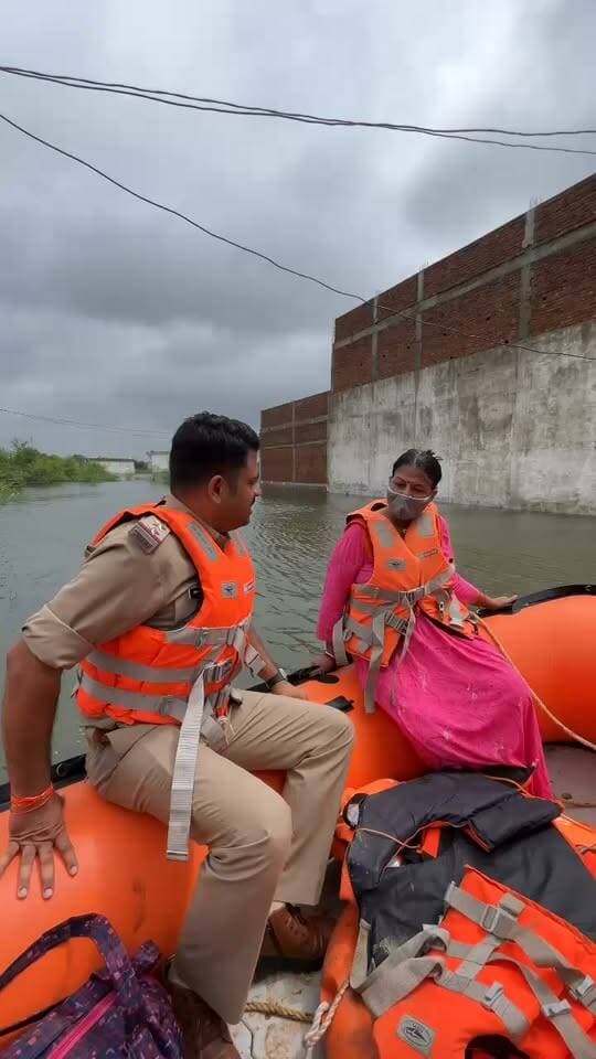 रीवा
गायत्री नगर में पिछले आठ दिनों ने जल भराव मामला, जलभराव में फंसे लोगों ने उपमुख्यमंत्री मध्य प्रदेश शासन राजेंद्र शुक्ला से मांगी मदद, गायत्री नगर निवासी चार से पांच महिला एवं पुरुष जो गंभीर बीमार की चपेट में होने की दी सूचना, रीना तिवारी फेफड़ों के इन्फेक्शन से पीड़ित, शुभम सिंह परिहार एक्सीडेंट के कारण पैरो मे तेज दर्द जैसे कई लोगों के प्रभावित होने की दी सूचना, अत्यधिक जल भराव होने के कारण बाहर नहीं निकल पाने की दी गई सूचना, उप मुख्यमंत्री ने रेस्क्यू किये जाने के दिये निर्देश, जिला सेनानी मीनाक्षी चौहान के मार्गदर्शन में पांच सदस्यीय रेस्क्यू टीम घटनास्थल के लिए रवाना ,अब तक बीमार 09 लोगो का किया गया रेस्क्यू ,संजय गांधी अस्पताल में कराया गया भर्ती