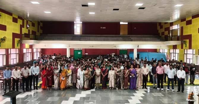 राजकीय महाविद्यालय कालका की प्राचार्या डॉक्टर सीमा सिंह के कुशल मार्गदर्शन एवं दिशा निर्देशन में ओरिएंटेशन कार्यक्रम का सफल आयोजन किया गया। कार्यक्रम के अंतर्गत तीनों संकाय कला, विज्ञान एवं वाणिज्य संकाय के नव प्रवेशित छात्र-छात्राओं का भव्य स्वागत किया गया।
प्राचार्या डॉक्टर सीमा सिंह ने विस्तार पूर्वक महाविद्यालय के सभी नियमों एवं नवीन शिक्षण प्रणाली के विषय में विद्यार्थियों को अवगत कराया। उन्होंने कहा की नई शिक्षा नीति का मुख्य उद्देश्य भारत में दी जाने वाली शिक्षा को वैश्विक स्तर पर लाना है जिससे कि भारत एक वैश्विक ज्ञान महाशक्ति बन सके। उन्होंने विद्यार्थियों को अनुशासन में रहने और अपनी आंतरिक क्षमताओं का विकास करते हुए सार्थक जीवन जीने के लिए प्रेरित किया।
विभिन्न संकाय के सदस्यों ने विभिन्न पहलुओं जैसे परीक्षण और मूल्यांकन तंत्र, उपस्थिति और अनुशासन की आवश्यकता, महिला प्रकोष्ठ, राष्ट्रीय सेवा योजना, राष्ट्रीय कैडेट कौर, रेड क्रॉस, खेलकूद संबंधी, प्लेसमेंट सेल, लाइब्रेरी, इको क्लब, स्कॉलरशिप कमेटी, कॉलेज टूर, सब्जेक्ट सोसायटी, बस पास, क्लब्स, मैगजीन, कॉलेज पोर्टल, वाई-फाई, स्मार्ट क्लासरूम, और अर्न वायल यू लर्न, विद्यार्थियों की उपस्थिति, मिड टर्म एग्जाम के बारे में विस्तृत जानकारी दी।
डॉक्टर आशीष द्वारा विश्वविद्यालय प्रकोष्ठ, मीड टर्म एग्जाम की विस्तृत जानकारी दी गई। डॉ इंदु ने महिला प्रकोष्ठ के अंतर्गत होने वाली गतिविधियों से विद्यार्थियों को अवगत कराया। डॉक्टर सुमन द्वारा छात्रवृत्ति और वित्तीय सहायता की जानकारी दी गई। डॉक्टर गुरप्रीत ने विद्यार्थियों को एनसीसी लेने के लिए प्रेरित किया और इसके लाभ बताए। असिस्टेंट प्रोफेसर सविता ने राष्ट्रीय सेवा योजना में रजिस्ट्रेशन कराने के लिए विद्यार्थियों को प्रेरित किया। श्रीमती किरण ने पुस्तकालय सुविधाओं के बारे में बताया। डॉक्टर नीरू ने इको क्लब और बस पास सुविधा की विस्तृत जानकारी दी। असिस्टेंट प्रोफेसर पूजा सिंगल द्वारा लिंग संवेदीकरण क्लब की जानकारी दी गई। प्रोफेसर डॉ वीरेंद्र अटवाल द्वारा कानूनी साक्षरता क्लब की जानकारी दी गई। डॉक्टर भूप सिंह ने महाविद्यालय की वेबसाइट, सोशल मीडिया, इंस्टाग्राम, ट्विटर के बारे में विद्यार्थियों को विस्तृत जानकारी दी। डॉक्टर सुरेश ने कौशल विकास प्रकोष्ठ के बारे में बताया।
<nis:link nis:type=tag nis:id=panchkulanews nis:value=panchkulanews nis:enabled=true nis:link/> <nis:link nis:type=tag nis:id=panchkula nis:value=panchkula nis:enabled=true nis:link/> <nis:link nis:type=tag nis:id=panchkulasocialmedia nis:value=panchkulasocialmedia nis:enabled=true nis:link/>