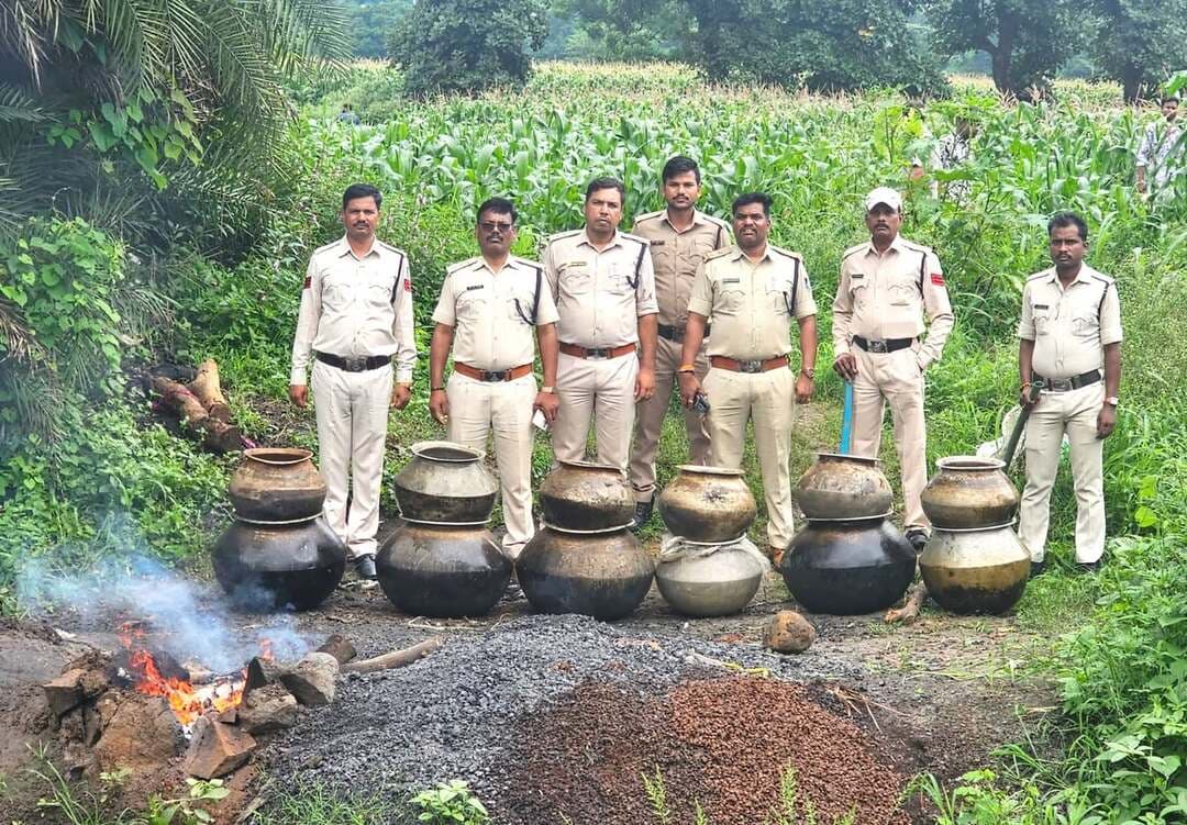 आबकारी व पुलिस बल की संयुक्त दबिश, 43 बल्क लीटर हाथ भट्टी मदिरा और 1360 कि.ग्रा. महुआ लाहन बरामद
========================================================
कलेक्टर छिंदवाड़ा श्री हरेंद्र नारायन के आदेशानुसार एवं सहायक आबकारी आयुक्त श्री बी.आर. वैद्य के निर्देशन में आबकारी वृत्त चौरई में बिछुआ क्षेत्र के अंतर्गत ग्राम खमरा, सिंगारदीप और चोरबतरी में आज आबकारी एवं पुलिस बल द्वारा सामूहिक दबिश कार्य किया गया।
कार्यवाही के दौरान कुल 04 आपराधिक प्रकरण मध्यप्रदेश आबकारी अधिनियम की धारा 34(1) के अंतर्गत पंजीबद्ध किए गए। कार्यवाही में कुल 43 बल्क लीटर हाथ भट्टी मदिरा तथा 1360 किलोग्राम महुआ लाहन बरामद किया गया। कार्यवाही के दौरान सहायक जिला आबकारी अधिकारी श्री जी.एल.मरावी, श्री राजेश सिंघल तथा उपनिरीक्षक श्री नरेंद्र नागेश, आबकारी प्रधान आरक्षक सुश्री लक्ष्मी अड़माचे, श्री राजकुमार यदुवंशी, आरक्षक श्री राजकुमार सरयाम, सुश्री भारती मरकाम तथा सुश्री सोनाली वरकड़े एवं बिछुआ थाने से आरक्षक श्री राकेश कुमार उपस्थित थे।
