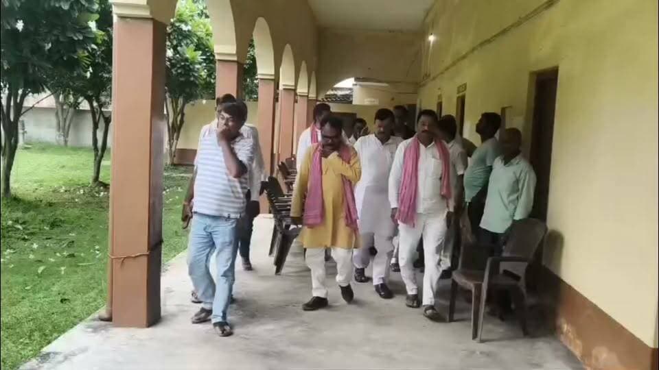 #नेहरू हाल में 30 अगस्त को वित्तविहीन शिक्षकों के मुद्दे पर आर-पार की लड़ाई का होगा ऐलान
#आजमगढ़ के ब्लॉक-ब्लॉक दौड़ रहे हैं शिक्षक नेता
#कमलेश यादव ने कहा भाजपा सरकार ने शिक्षक के थाली की छीन ली रोटी