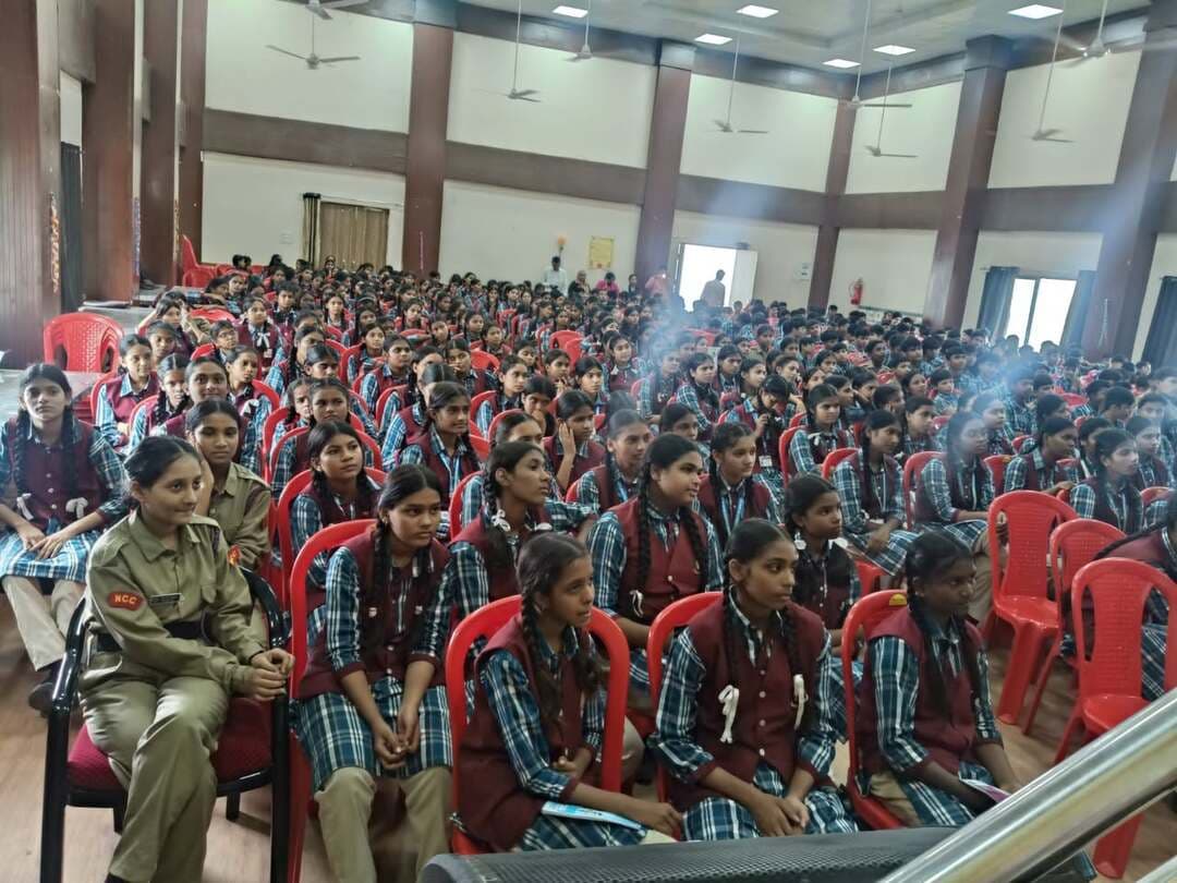 #बालाघाट
संदीपनी स्कूल में वित्तीय साक्षरता एवं डिजिटल बैंकिंग जागरूकता कार्यक्रम आयोजित
500 छात्र-छात्राओं ने सीखी बचत, डिजिटल लेन-देन और साइबर सुरक्षा की बारीकियां
विद्यार्थियों को वित्तीय प्रबंधन, डिजिटल बैंकिंग, सुरक्षित ऑनलाइन लेन-देन और साइबर धोखाधड़ी से बचाव के प्रति जागरूक करने के उद्देश्य से संदीपनी स्कूल, बालाघाट में वित्तीय साक्षरता एवं डिजिटल बैंकिंग जागरूकता कार्यक्रम आयोजित किया गया। कार्यक्रम में भारतीय रिजर्व बैंक के अधिकारी श्री विनय मोरे ने विद्यार्थियों को वित्तीय विषयों से जुड़ी महत्वपूर्ण जानकारियां सरल एवं व्यवहारिक तरीके से प्रदान कीं। कार्यक्रम में अग्रणी जिला प्रबंधक श्री संजीव कुमार, विद्यालय के प्राचार्य श्री युवराज रहांगडाले सहित शिक्षकगण उपस्थित रहे। कार्यक्रम में विद्यालय के कॉमर्स, साइंस, एनसीसी एवं आर्ट्स संकाय के लगभग 500 छात्र-छात्राओं ने उत्साहपूर्वक सहभागिता की।
RBI की भूमिका से लेकर बचत और बजट तक की जानकारी
श्री विनय मोरे ने विद्यार्थियों को भारतीय रिजर्व बैंक की भूमिका एवं कार्यप्रणाली के बारे में जानकारी देते हुए मुद्रा एवं बैंकिंग व्यवस्था से जुड़े विभिन्न पहलुओं को समझाया। उन्होंने सोइल्ड एवं म्यूटिलेटेड नोट्स, सिक्कों तथा दृष्टिबाधित व्यक्तियों द्वारा नोटों की पहचान किए जाने के तरीकों की जानकारी भी दी। विद्यार्थियों को बचत के महत्व, व्यक्तिगत बजट तैयार करने की प्रक्रिया तथा भविष्य के लिए वित्तीय योजना बनाने के संबंध में उपयोगी जानकारी दी गई। साथ ही सामाजिक सुरक्षा से जुड़ी योजनाओं प्रधानमंत्री सुरक्षा बीमा योजना (PMSBY), प्रधानमंत्री जीवन ज्योति बीमा योजना (PMJJBY) और अटल पेंशन योजना के बारे में भी बताया गया।
डिजिटल बैंकिंग को सुरक्षित तरीके से अपनाने पर जोर
कार्यक्रम में विद्यार्थियों को बदलते दौर में डिजिटल बैंकिंग एवं डिजिटल भुगतान साधनों की उपयोगिता के बारे में बताया गया। डेबिट कार्ड, क्रेडिट कार्ड, चेक, मोबाइल बैंकिंग एवं इंटरनेट बैंकिंग के माध्यम से किए जाने वाले लेन-देन की जानकारी देते हुए डिजिटल भुगतान के लाभ समझाए गए। अधिकारियों ने विद्यार्थियों को विशेष रूप से डिजिटल लेन-देन के दौरान सुरक्षा उपायों का पालन करने की सलाह दी। विद्यार्थियों को बताया गया कि किसी भी व्यक्ति के साथ OTP, पासवर्ड, PIN अथवा बैंक संबंधी गोपनीय जानकारी साझा नहीं करनी चाहिए।
साइबर फ्रॉड से बचने के बताए उपाय
कार्यक्रम में साइबर धोखाधड़ी से बचाव को लेकर भी विद्यार्थियों को जागरूक किया गया। उन्हें फर्जी फोन कॉल, ई-मेल, संदिग्ध लिंक और अनधिकृत ऐप्स से सावधान रहने की जानकारी दी गई। विद्यार्थियों से कहा गया कि वे केवल सुरक्षित एवं अधिकृत ऐप और वेबसाइट का ही उपयोग करें। साथ ही बताया गया कि यदि किसी व्यक्ति के साथ साइबर धोखाधड़ी होती है तो उसे घबराने के बजाय तत्काल अपने बैंक तथा संबंधित प्राधिकरण को इसकी सूचना देनी चाहिए, ताकि समय रहते आवश्यक कार्रवाई की जा सके।
शिक्षा ऋण और करियर के अवसरों पर भी चर्चा
विद्यार्थियों को उच्च शिक्षा के लिए उपलब्ध शैक्षणिक ऋण की सुविधा एवं उसके लाभों के बारे में भी जानकारी दी गई। इसके साथ ही विद्यार्थियों द्वारा चुने गए विषयों एवं संकायों के आधार पर भविष्य में उपलब्ध विभिन्न करियर अवसरों के संबंध में भी मार्गदर्शन दिया गया। कार्यक्रम को अधिक रोचक एवं प्रभावी बनाने के लिए विभिन्न वित्तीय योजनाओं और डिजिटल बैंकिंग से संबंधित जानकारी शॉर्ट वीडियो के माध्यम से भी प्रस्तुत की गई। इससे विद्यार्थियों को जटिल वित्तीय विषयों को सरलता से समझने में मदद मिली।
सरल भाषा में वित्तीय साक्षरता का संदेश
अग्रणी जिला प्रबंधक श्री संजीव कुमार ने विद्यार्थियों को संबोधित करते हुए वित्तीय साक्षरता, डिजिटल बैंकिंग और साइबर सुरक्षा के महत्व को सरल भाषा में समझाया। उन्होंने विद्यार्थियों से कहा कि वित्तीय मामलों में जागरूकता न केवल स्वयं के लिए बल्कि परिवार और समाज के लिए भी उपयोगी होती है। सही जानकारी और सावधानी के साथ डिजिटल बैंकिंग का उपयोग सुरक्षित एवं सुविधाजनक बनाया जा सकता है।कार्यक्रम के अंत में प्रश्नोत्तर सत्र आयोजित किया गया, जिसमें छात्र-छात्राओं ने वित्तीय साक्षरता, बैंकिंग, डिजिटल भुगतान, साइबर सुरक्षा एवं विभिन्न योजनाओं से जुड़े सवाल पूछे। विद्यार्थियों ने उत्साहपूर्वक सहभागिता करते हुए अपनी जिज्ञासाओं का समाधान प्राप्त किया। सही उत्तर देने वाले विद्यार्थियों को भारतीय रिजर्व बैंक की ओर से पुरस्कृत भी किया गया। कार्यक्रम विद्यार्थियों को वित्तीय रूप से जागरूक, डिजिटल रूप से सक्षम और साइबर धोखाधड़ी के प्रति सतर्क बनाने की दिशा में महत्वपूर्ण पहल साबित हुआ। इससे विद्यार्थियों को भविष्य में बचत, निवेश, बैंकिंग एवं करियर से जुड़े सही निर्णय लेने के लिए आवश्यक व्यावहारिक जानकारी मिली।
#CMMadhyaPradesh #JansamparkMP #schooledump #CyberSuraksha