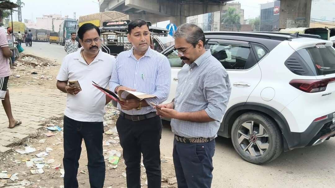 मुख्यमंत्री उड़न दस्ता फरीदाबाद द्वारा जिला पलवल में शराब ठेका समय से पूर्व खोलकर शराब बिक्री करने के संबंध में की गई कार्रवाई रिपोर्ट
Aonenews अरविन्द बक्शी
आज दिनांक 26.08.2026 को मुख्यमंत्री उड़न दस्ता फरीदाबाद को गुप्त सूचना प्राप्त हुई कि जिला पलवल में कुछ शराब ठेकों को निर्धारित समय से पूर्व खोलकर शराब की बिक्री की जा रही है, जबकि शराब ठेका खोलने का निर्धारित समय प्रातः 08:00 बजे है।
उक्त सूचना के संबंध में विवेक चौधरी, DSP, मुख्यमंत्री उड़न दस्ता फरीदाबाद के निर्देशानुसार मुख्यमंत्री उड़न दस्ता फरीदाबाद की टीम द्वारा श्री ललित चौधरी, AETO, तथा अशोक कुमार के साथ आज प्रातः लगभग 07:00 बजे से 07:30 बजे के मध्य आगरा चौक, पलवल पर आगरा से दिल्ली की तरफ जाते समय बाईं तरफ स्थित शराब ठेके का निरीक्षण किया गया।
निरीक्षण के दौरान पाया गया कि उक्त शराब ठेके पर निर्धारित समय से पूर्व ही देशी एवं अंग्रेजी शराब की बिक्री की जा रही थी। उक्त शराब ठेका मैप्सिको ग्रुप द्वारा चलाया जा रहा है।
इस संबंध में मौके पर मौजूद संबंधित आबकारी अधिकारियों ने अवगत कराया कि शराब ठेकेदार द्वारा शराब ठेका निर्धारित समय से पूर्व खोलकर शराब की बिक्री किया जाना आबकारी नियमों का उल्लंघन पाए जाने पर नियमानुसार आवश्यक कार्रवाई अमल में लाई जाएगी।