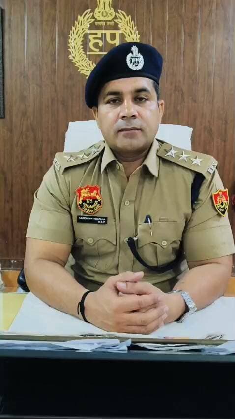 पलवल शहर में ट्रैफिक व्यवस्था सुचारू बनाने हेतु भारी एवं मध्यम मालवाहकों के प्रवेश पर प्रतिबंध: नरेंद्र खटाना, डीएसपी ट्रैफिक पलवल।
ट्रैफिक एडवाइजरी/ नो एंट्री की कड़ाई से पालन करने की अपील, उल्लंघना पर होगी कड़ी कार्रवाई -नरेंद्र खटाना, डीएसपी ट्रैफिक पलवल।
Aonenews अरविन्द बक्शी
पलवल। डीएसपी ट्रैफिक पलवल नरेंद्र खटाना ने जानकारी देते हुए बताया कि पलवल शहर में लगातार बढ़ रहे ट्रैफिक जाम, सड़क दुर्घटनाओं और आम जनता की सुरक्षा को ध्यान में रखते हुए जिला प्रशासन व पलवल पुलिस द्वारा शहर की सीमाओं में भारी एवं मध्यम मालवाहक वाहनों के प्रवेश व आवागमन के नियमों में बदलाव किया गया है। पुलिस अधीक्षक पलवल श्री नीतीश अग्रवाल के निर्देशानुसार ट्रैफिक पुलिस ने नई एडवाइजरी जारी की है।
समय सीमा और प्रतिबंध: शहर की सीमा के भीतर प्रतिदिन सुबह 7:00 बजे से लेकर रात्रि 8:00 बजे तक भारी और मध्यम मालवाहक वाहनों का प्रवेश, संचालन और पार्किंग पूरी तरह से प्रतिबंधित रहेगा। इस संबंध में दिनांक 21 अगस्त को जिलाधीश पलवल महोदय द्वारा भी आदेश पारित किए चुके हैं।
अलीगढ़ (उत्तर प्रदेश) की ओर से आने वाले भारी वाहन प्रतिबंधित समय के दौरान शहर के भीतर प्रवेश न करके केजीपी (गांव पेलक) के रास्ते एनएच-44 (मथुरा/आगरा) अथवा केएमपी के रास्ते सोहना, गुरुग्राम और मानेसर की ओर निकलें।
फरीदाबाद की तरफ से आने वाले वाहन शहर में प्रवेश न करते हुए सीधे फ्लाईओवरों का उपयोग कर मथुरा और आगरा की ओर जाएं।
सोहना, नूंह, हथीन रोड, आलापुर रोड, रसूलपुर रोड, किठवाड़ी रोड और मोहना (आलापुर के रास्ते) से आने वाले भारी वाहनों का भी प्रतिबंधित समय के दौरान पलवल शहर में प्रवेश वर्जित रहेगा।
केजीपी, केएमपी और राष्ट्रीय राजमार्ग (NH) का उपयोग कर bypass से गुजरने वाले वाहनों के लिए कोई प्रतिबंध नहीं रहेगा।
*छूट:* यह नियम आपातकालीन सेवाओं से जुड़े वाहनों जैसे पुलिस, अग्निशमन (फायर ब्रिगेड), एम्बुलेंस, सशस्त्र बल, अर्धसैनिक बल और आवश्यक वस्तु आपूर्ति सेवाओं में लगे वाहनों पर लागू नहीं होगा।
*चेतावनी:* ट्रैफिक एडवाइजरी/ नो एंट्री का उल्लंघन करने वाले वाहन चालकों के खिलाफ मोटर वाहन अधिनियम, 1988 की धारा 115 और 194 के तहत सख्त कानूनी व दंडात्मक कार्रवाई की जाएगी। अतः सभी वाहन चालक और ट्रांसपोर्टर्स वैकल्पिक मार्गों का ही उपयोग करें।