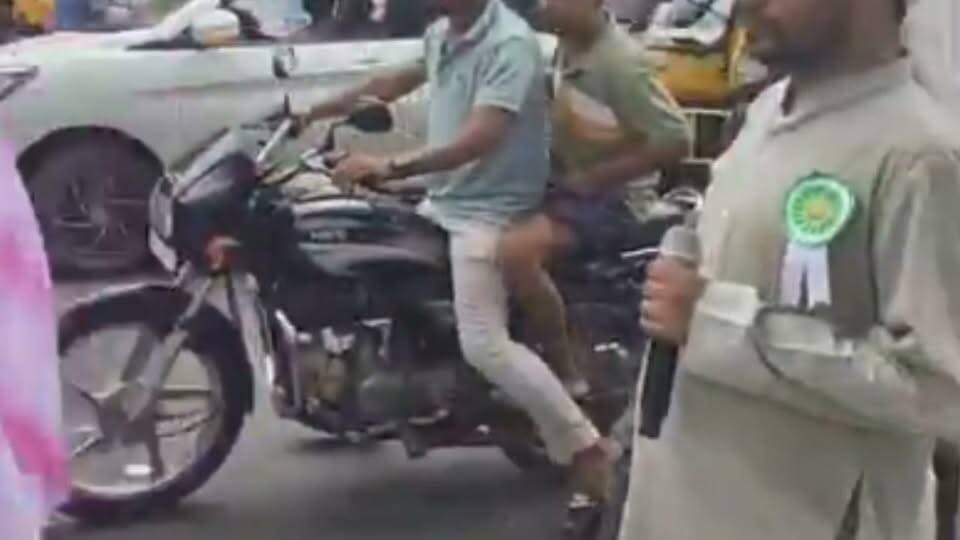 कोडरमा और झुमरी तिलैया में ईद मिलादुन्नई पर निकला भव्य जुलूस
कोडरमा और झुमरी तिलैया में पैगंबर हजरत मोहम्मद साहब की 1501वीं जयंती के मुबारक मौके पर जिले के विभिन्न क्षेत्रों में ईद मिलादुन्नई हर्षोल्लास के साथ बुधवार को मनाई गई। इस अवसर पर जुलूस-ए-मोहम्मदी निकाला गया, जिसमें बड़ी संख्या में लोगों ने शामिल होकर अमन, शांति और भाईचारे का संदेश दिया। जुलूस को लेकर प्रशासन और पुलिस की टीम सुरक्षा व्यवस्था में मुस्तैद रही।