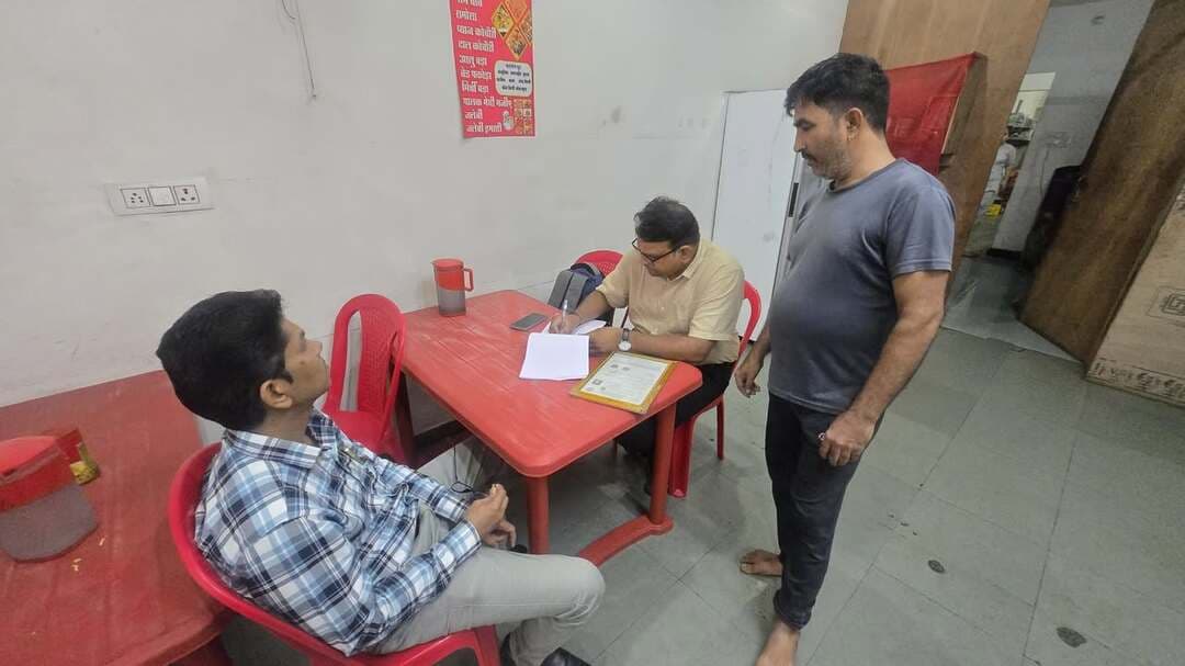 खाद्य सुरक्षा विभाग की संयुक्त कार्रवाई में 2 क्विंटल 22 किलो 650 ग्राम मिठाई जब्त
मेघनगर एवं थांदला में मिठाई प्रतिष्ठानों की जांच, विभिन्न मिठाइयों के नमूने लिए
मुख्यमंत्री डॉ. मोहन यादव के निर्देशों के पश्चात आयुक्त खाद्य सुरक्षा, मध्यप्रदेश द्वारा संपूर्ण प्रदेश में दूध एवं मावा से मिलते-जुलते उत्पादों अथवा मावा एवं दूध के नाम से बेचे जा रहे या भ्रामक रूप से विक्रय किए जाने वाले खाद्य पदार्थों के विरुद्ध प्रतिषेध आदेश जारी कर सघन जांच एवं कार्रवाई के निर्देश दिए गए हैं।
उक्त निर्देशों के पालन में जिले में 20 जुलाई 2026 से लगातार जांच एवं कार्रवाई की जा रही है। इस अवधि में अब तक कुल 94 खाद्य नमूने जांच हेतु लिए जा चुके हैं, जिनमें से 17 नमूनों की जांच रिपोर्ट प्राप्त हुई है। प्राप्त रिपोर्ट के अनुसार 6 नमूने अमानक एवं मिथ्याछाप पाए गए हैं। इन नमूनों के संबंध में खाद्य सुरक्षा एवं मानक अधिनियम के प्रावधानों के तहत आगामी कार्रवाई की जा रही है।
इसी क्रम में बुधवार, 26 अगस्त 2026 को खाद्य सुरक्षा विभाग एवं नापतौल विभाग की संयुक्त टीम द्वारा मेघनगर एवं थांदला में मिठाई प्रतिष्ठानों का निरीक्षण किया गया। मेघनगर में नवदुर्गा बीकानेर मिष्ठान, नवकार स्वीट्स एवं जैन स्वीट्स रेस्टोरेंट का निरीक्षण कर बूंदी लड्डू, सोनपपड़ी, बेसन लड्डू एवं गुलाब जामुन सहित विभिन्न मिठाइयों के नमूने जांच हेतु लिए गए।
कार्रवाई के दौरान मेघनगर बस स्टैंड पर विक्रय के लिए लाए गए मिठाइयों के बॉक्स पाए गए। टीम द्वारा पड़ताल करने पर जानकारी मिली कि उक्त मिठाइयां थांदला स्थित श्री कृष्णा नमकीन एवं मिष्ठान से विक्रय हेतु भेजी गई थीं। इस पर संयुक्त टीम ने थांदला पहुंचकर संबंधित प्रतिष्ठान की जांच की। मेघनगर में उपलब्ध मिठाइयों की कुल मात्रा 2 क्विंटल 22 किलो 650 ग्राम पाई गई, जिसे नियमानुसार जब्त किया गया। जब्त मिठाइयों का अनुमानित बाजार मूल्य 53 हजार 436 रुपये बताया गया है।
खाद्य सुरक्षा अधिकारी वेलसिंह मोरी ने बताया कि उक्त मिठाइयों को तैयार करने में प्रयुक्त मावा गुजरात से मंगाया गया था, जो प्रतिबंधात्मक आदेश के उल्लंघन के अंतर्गत होना पाया गया।
संयुक्त कार्रवाई के दौरान नापतौल विभाग द्वारा विधिक मापविज्ञान अधिनियम एवं संबंधित नियमों के प्रावधानों के तहत तौल उपकरणों की सत्यता एवं शुद्धता की जांच की गई। साथ ही विभिन्न मिठाई प्रतिष्ठानों में उपभोक्ताओं को दी जा रही सामग्री की मात्रा की भी जांच की गई।
खाद्य सुरक्षा विभाग ने बताया कि जिले में खाद्य पदार्थों की गुणवत्ता एवं सुरक्षा सुनिश्चित करने के उद्देश्य से आगामी दिनों में भी लगातार निरीक्षण एवं कार्रवाई जारी रहेगी।
आज की संयुक्त कार्रवाई में खाद्य सुरक्षा अधिकारी वेलसिंह मोरी एवं राहुल सिंह अलावा तथा नापतौल निरीक्षक सचिन चौहान एवं संजय पांचाल उपस्थित रहे।
Jansampark Madhya Pradesh CM Madhya Pradesh Indore Commissioner General Administration Department, MP #Jhabua #JansamparkMP