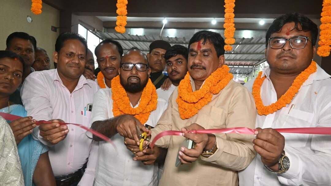 पंचवटी रेस्टोरेंट उद्घाटन
आज पंचवटी रेस्टोरेंट, घोड़थभा के उद्घाटन समारोह में शामिल होने का सौभाग्य प्राप्त हुआ। इस अवसर पर कोडरमा के पूर्व प्रत्याशी आदरणीय सुभाष यादव जी, राजधनवार के पूर्व विधायक आदरणीय राजकुमार यादव जी, भारतीय जनता पार्टी ग्रामीण जिला मंत्री प्रियंका यादव जी एवं अन्य मित्रगण उपस्थित रहे।
पंचवटी रेस्टोरेंट के संचालक एवं पूरे परिवार को हार्दिक शुभकामनाएं। ईश्वर से प्रार्थना है कि यह प्रतिष्ठान निरंतर प्रगति करे और सफलता की नई ऊंचाइयों को प्राप्त करे। 🙏💐
#पंचवटीरेस्टोरेंट #घोड़थभा #उद्घाटन #शुभकामनाएं