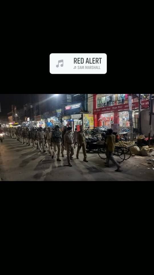 त्योहारी सीजन में खाकी का कड़ा पहरा: एसपी संतकबीरनगर के निर्देश पर खलीलाबाद शहर में निकला भारी पुलिस बल, सड़कों पर उतरी फोर्स
एसपी के सख्त निर्देश पर खलीलाबाद में बाजारों और संवेदनशील इलाकों में निकाला गया फ्लैग मार्च व पैदल गश्त
आमजन को मिला सुरक्षा का पूरा भरोसा, हुड़दंगियों और संदिग्धों पर पुलिस की पैनी नजर
खलीलाबाद/संतकबीरनगर:
आगामी त्योहारों को लेकर पुलिस प्रशासन पूरी तरह एक्शन मोड में आ गया है। जनपद में कानून-व्यवस्था और सुरक्षा के मोर्चे पर पुलिस अधीक्षक श्री संदीप कुमार मीना के सख्त तेवरों का असर साफ देखने को मिल रहा है। उनके कुशल निर्देशन में मंगलवार, 25 अगस्त 2026 को खलीलाबाद शहर में एक बड़ा फ्लैग मार्च और सघन पैदल गश्त निकाला गया।
बाजारों और संवेदनशील इलाकों में कड़ा सुरक्षा पहरा
इस विशेष गश्त अभियान की कमान क्षेत्राधिकारी खलीलाबाद श्री प्रियम राजशेखर पाण्डेय और प्रभारी निरीक्षक थाना कोतवाली खलीलाबाद श्री जयप्रकाश दूबे ने भारी पुलिस बल और अधिकारी/कर्मचारीगण के साथ संभाली।पुलिस टीम ने शहर के मुख्य बाजारों, सर्राफा मंडियों, भीड़भाड़ वाले चौराहों और तमाम संवेदनशील क्षेत्रों का पैदल भ्रमण किया। इस दौरान सुरक्षा व्यवस्था का बारीकी से जायजा लिया गया, ताकि किसी भी असामाजिक तत्व को सिर उठाने का मौका न मिल सके।
जनता से सीधा संवाद, हुड़दंगियों को दो टूक चेतावनी
पैदल गश्त के दौरान पुलिस अधिकारियों ने आम नागरिकों और दुकानदारों से सीधा संवाद स्थापित किया। उनकी सुरक्षा संबंधी समस्याओं और फीडबैक को जाना गया। साथ ही, रास्तों में घूम रहे संदिग्ध व्यक्तियों और गतिविधियों पर विशेष सतर्क दृष्टि रखी गई।पुलिस ने दो टूक संदेश दिया है कि त्योहारों के दौरान कानून के साथ खिलवाड़ करने वालों को बख्शा नहीं जाएगा। सुरक्षा का यह कड़ा संदेश देकर पुलिस बल ने आमजन को भयमुक्त और सुरक्षित माहौल में पर्व मनाने का पूर्ण भरोसा दिलाया है।