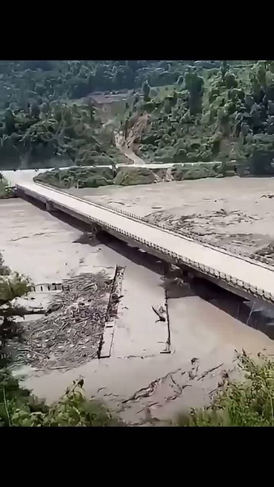 नेपाल में अचानक आई तबाही, कुछ ही सेकंड में बह गया सब कुछ!
नेपाल के रसुवा जिले में बुधवार सुबह तिब्बत की ओर से अचानक आई भीषण बाढ़ ने भारी तबाही मचा दी। बाढ़ के तेज बहाव ने टिमुरे बाजार और रसुवा सीमा नाके के कस्टम क्षेत्र को बुरी तरह प्रभावित किया।
बाढ़ की चपेट में आने से बड़ी संख्या में वाहन, पुल, सड़कें और अन्य बुनियादी ढांचा बह गया। कई जलविद्युत परियोजनाओं को भी नुकसान पहुंचने की खबर है।
ताज़ा रिपोर्टों के मुताबिक कम से कम 8 लोगों की मौत हुई है, जबकि कई लोगों के लापता होने की सूचना है। राहत और बचाव कार्य जारी हैं।
वीडियो में देखें बाढ़ का खौफनाक मंजर—कुछ ही पलों में पुल और आसपास का इलाका पानी के तेज बहाव में समा गया।
#NepalFlood #Nepal #Rasuwa #Timure #Bhotekoshi #FlashFlood #FloodAlert #NepalNews #PangiLiveNews #BreakingNews
