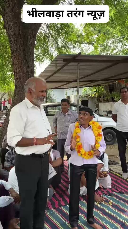 *श्रीयादे मां कदमा कमेटी प्रतापपुरा (60 गांव) की वार्षिक बैठक आयोजित*
आकोला (रमेश चंद डाड) प्रतापपुरा में श्रीयादे मां कदमा कमेटी प्रतापपुरा (60 गांव) की वार्षिक बैठक आयोजित की गई। बैठक में 60 गांवों से आए प्रतिनिधियों एवं समाजबंधुओं ने भाग लिया।
बैठक में समाज की एकता, संगठन को मजबूत बनाने, सामाजिक विकास एवं समाजहित के कार्यों को लेकर महत्वपूर्ण चर्चा की गई। साथ ही आगामी कार्यक्रमों एवं कमेटी की कार्ययोजना पर भी विचार-विमर्श किया गया।
बैठक के दौरान सभी समाजबंधुओं की सहमति से कार्यकारिणी का विस्तार किया गया। सर्वसम्मति से दैवकिशन जी प्रजापत, फुलिया खुर्द वाले को कमेटी का अध्यक्ष चुना गया।
नवनियुक्त अध्यक्ष दैवकिशन प्रजापत ने सभी समाजबंधुओं का आभार व्यक्त करते हुए समाज की एकता, भाईचारे एवं संगठन को मजबूत बनाने के साथ समाजहित में कार्य करने की बात कही।
बैठक में उपस्थित समाजबंधुओं ने श्रीयादे मां के आशीर्वाद से समाज को एकजुट एवं मजबूत बनाने का संकल्प लिया।