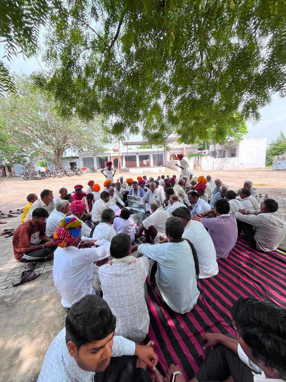 *श्रीयादे मां कदमा कमेटी प्रतापपुरा (60 गांव) की वार्षिक बैठक आयोजित*
आकोला (रमेश चंद डाड) प्रतापपुरा में श्रीयादे मां कदमा कमेटी प्रतापपुरा (60 गांव) की वार्षिक बैठक आयोजित की गई। बैठक में 60 गांवों से आए प्रतिनिधियों एवं समाजबंधुओं ने भाग लिया।
बैठक में समाज की एकता, संगठन को मजबूत बनाने, सामाजिक विकास एवं समाजहित के कार्यों को लेकर महत्वपूर्ण चर्चा की गई। साथ ही आगामी कार्यक्रमों एवं कमेटी की कार्ययोजना पर भी विचार-विमर्श किया गया।
बैठक के दौरान सभी समाजबंधुओं की सहमति से कार्यकारिणी का विस्तार किया गया। सर्वसम्मति से दैवकिशन जी प्रजापत, फुलिया खुर्द वाले को कमेटी का अध्यक्ष चुना गया।
नवनियुक्त अध्यक्ष दैवकिशन प्रजापत ने सभी समाजबंधुओं का आभार व्यक्त करते हुए समाज की एकता, भाईचारे एवं संगठन को मजबूत बनाने के साथ समाजहित में कार्य करने की बात कही।
बैठक में उपस्थित समाजबंधुओं ने श्रीयादे मां के आशीर्वाद से समाज को एकजुट एवं मजबूत बनाने का संकल्प लिया।