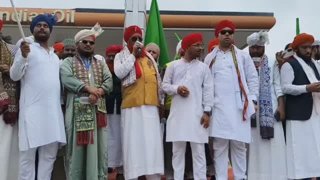 हज़रत मौलाना कारी मोतीउर रहमान साहब के नेतृत्व में शानदार जुलूस ए मोहम्मदी निकालीं गई। देश के उनती एवं आपसी भाईचारे का पैगाम भी दिया गया।इस अवसर शहर के युवाओं ने बहादुर मिडिल स्कूल चौक एवं रामबाबू चौक पर जुलुस का भव्य स्वागत किया। इस अवसर जिला सुन्नी वक्फ बोर्ड के सदस्य एवं जिला जद यू प्रवक्ता अनस रिजवान काफी सक्रिय भूमिका निभाई। #samastipur #bihar #viral #trendingreels #trendingnow