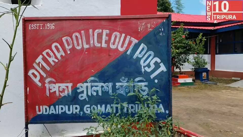 রাতের আঁধারে বিধংসী অগ্নিকাণ্ডে পুড়ে ছায় উদয়পুর পিত্রা বাজারের তিনটি দোকান। ঘটনাস্থলে অগ্নিকাণ্ডে দেখে এলাকাবাসীরা অগ্নি নির্বাপক দপ্তরকে খবর দিলে অগ্নিনির্বাপক দপ্তরের দুটি ইঞ্জিনের তৎপরতায় আগুন নিয়ন্ত্রণে আনা হয়। দোকান মালিকদের দাবি প্রায় ১০ থেকে ১২ লক্ষ টাকা ক্ষয়ক্ষতি হয়েছে বলে জানা যায়। প্রাথমিকভাবে অনুমান করা হচ্ছে শর্ট সার্কিট থেকে আগুন? আসলে কি শর্ট-সার্কিট না তার পেছনে রয়েছে অন্য কোন রহস্য তদন্তে পিত্রা থানার পুলিশ।