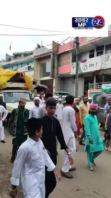 ईद मिलादुन्नबी पर्व पर मुस्लिम भाइयों ने निकाला जुलूस लोगों में देखा भारी उत्साह का माहौल