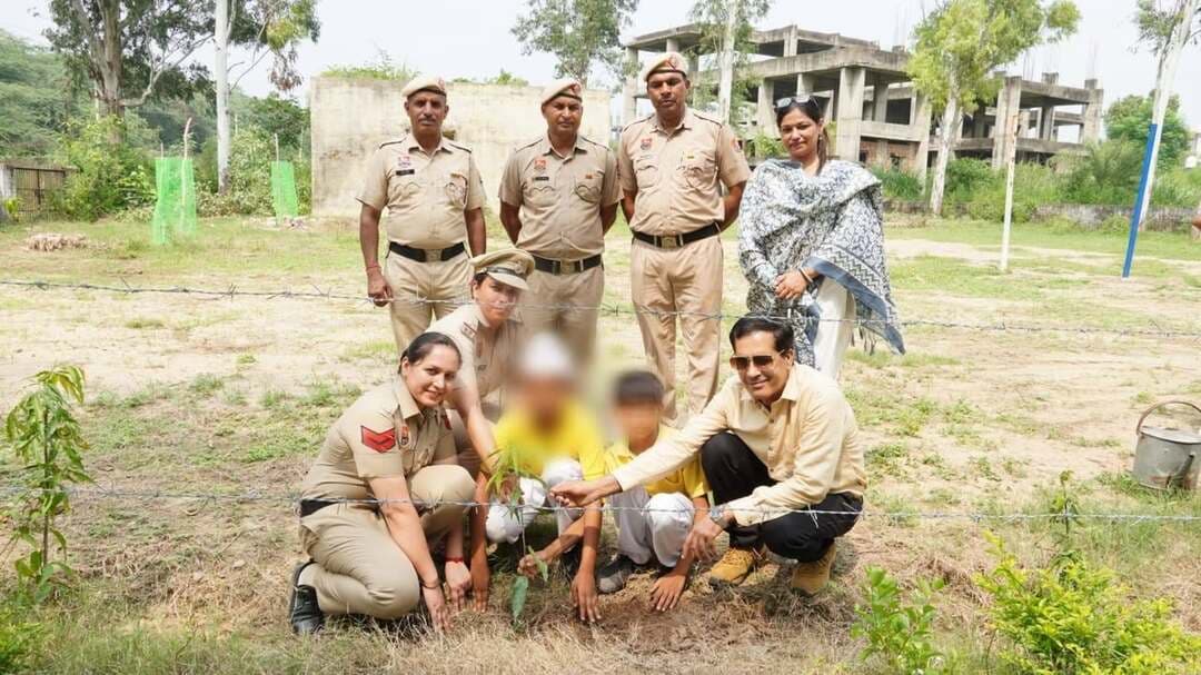 पंचकूला पुलिस के नशामुक्त अभियान का दिखा असर: काउंसलिंग के बाद 2 छात्रों ने छोड़ा कूल लिप का नशा, पौधा लगाकर शपथ ली -अब जिंदगी में कभी नशा नहीं करेंगे
पंचकूला/बरवाला/ 26 अगस्त:- नशे के खिलाफ पंचकूला पुलिस की मुहिम अब केवल नशा तस्करों की गिरफ्तारी तक सीमित नहीं है, बल्कि नशे की गिरफ्त में आ चुके युवाओं को सही राह दिखाकर उन्हें नशामुक्त जीवन की ओर वापस लाने के लिए भी पुलिस द्वारा लगातार प्रयास किए जा रहे हैं। पुलिस कमिश्नर आईपीएस पंकज नैन के नेतृत्व में पंचकूला पुलिस द्वारा चलाए जा रहे नशा मुक्ति अभियान के तहत आज बरवाला क्षेत्र के गांव बिल्ला स्थित गवर्नमेंट सीनियर सेकेंडरी स्कूल में विद्यार्थियों को नशे के दुष्प्रभावों के प्रति जागरूक किया गया।
जागरूकता कार्यक्रम के दौरान दो छात्रों ने स्वेच्छा से पुलिस टीम के सामने आकर बताया कि वे कूल लिप का नशा करते हैं। पुलिस टीम ने दोनों छात्रों की मौके पर ही काउंसलिंग की और उन्हें नशे से होने वाले शारीरिक, मानसिक एवं सामाजिक नुकसान के बारे में समझाया। पुलिस की सकारात्मक पहल से प्रेरित होकर दोनों छात्रों ने स्कूल परिसर में पौधा लगाकर संकल्प लिया कि वे अब जीवन में कभी भी कुल लिप का नशा नहीं करेंगे। पुलिस ने दोनों छात्रों के इस साहसिक कदम की सराहना करते हुए उन्हें नशामुक्त जीवन जीने के लिए प्रेरित किया।
नशा मुक्ति अभियान की अगुवाई कर रहीं महिला एएसआई शिवानी ने विद्यार्थियों को संबोधित करते हुए कहा कि जीवन में कितनी भी कठिन परिस्थितियां आएं, उन्हें दूर करने के लिए नशे को कभी सहारा नहीं बनाना चाहिए। उन्होंने कहा कि यदि कोई युवा नशे की समस्या से जूझ रहा है तो उसे छिपाने या डरने की जरूरत नहीं है। पुलिस द्वारा ऐसे युवाओं को हरसंभव मदद और काउंसलिंग उपलब्ध करवाई जाएगी तथा जरूरत पड़ने पर निशुल्क उपचार के लिए भी सहयोग किया जाएगा।
कार्यक्रम के दौरान विद्यार्थियों ने भी उत्साहपूर्वक भाग लिया। कक्षा 8वीं की छात्रा अंजना ने बेटी बचाओ, बेटी पढ़ाओ की थीम पर शानदार नृत्य प्रस्तुत कर सभी को संदेश दिया। वहीं कक्षा 11वीं की छात्रा आयशा ने फूलों से तैयार किया गया गुलदस्ता पुलिस टीम को भेंट कर उनका स्वागत एवं आभार व्यक्त किया। विद्यालय प्रशासन ने भी नशे के खिलाफ पुलिस द्वारा चलाए जा रहे जागरूकता अभियान की सराहना करते हुए पुलिस टीम का धन्यवाद किया।
डीसीपी पंचकूला आईपीएस अदिति सिंह ने दोनों छात्रों की सराहना करते हुए कहा कि नशे की समस्या को स्वीकार कर उसके खिलाफ पहला कदम उठाना ही बदलाव की शुरुआत है। उन्होंने कहा कि दोनों छात्रों का स्वयं सामने आना और नशा छोड़ने का संकल्प लेना सराहनीय है। उन्होंने विद्यार्थियों से अपील की कि यदि कोई व्यक्ति नशे की चपेट में है या कोई व्यक्ति नशे की बिक्री कर रहा है, तो इसकी सूचना पंचकूला पुलिस के हेल्पलाइन नंबर 7087081100 और 7087081048 पर दें। सूचना देने वाले की पहचान पूरी तरह गुप्त रखी जाएगी।