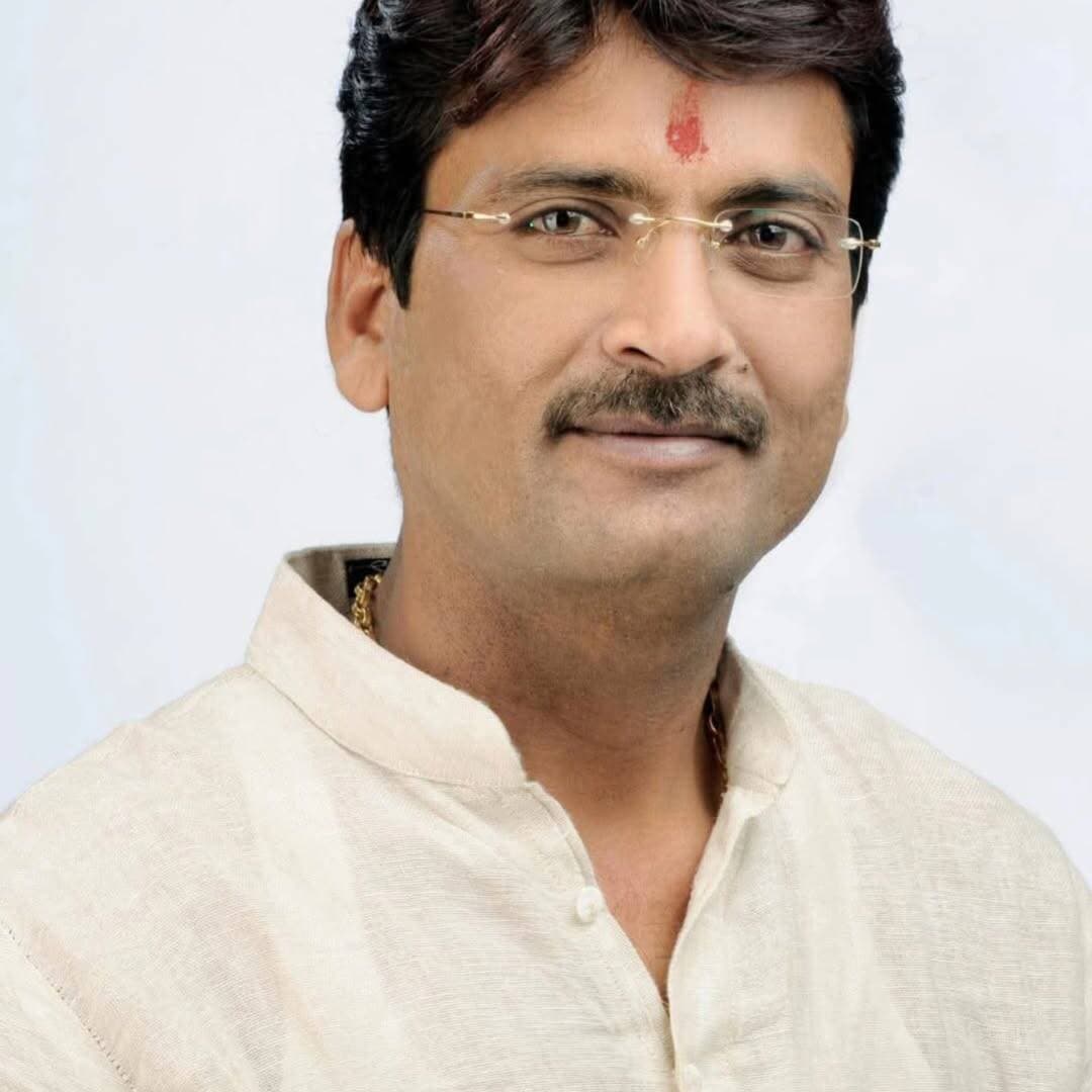 जड़ेरुआ, सीतापुर और बानमौर के प्रदूषण पर विधायक दिनेश गुर्जर ने उठाई आवाज
मुरैना विधायक दिनेश गुर्जर ने जड़ेरुआ, सीतापुर एवं बानमौर औद्योगिक क्षेत्रों में फैक्ट्रियों से फैल रहे कथित प्रदूषण और दूषित पानी की समस्या को लेकर कलेक्टर को पत्र भेजकर कार्रवाई की मांग की है।
विधायक ने आरोप लगाया कि दूषित पानी और धुएं से भूजल, पर्यावरण और आमजन प्रभावित हो रहे हैं। उन्होंने औद्योगिक क्षेत्रों की जांच, पेयजल स्रोतों की गुणवत्ता की जांच और नियमों का उल्लंघन करने वाली फैक्ट्रियों पर सख्त कार्रवाई की मांग की है।
