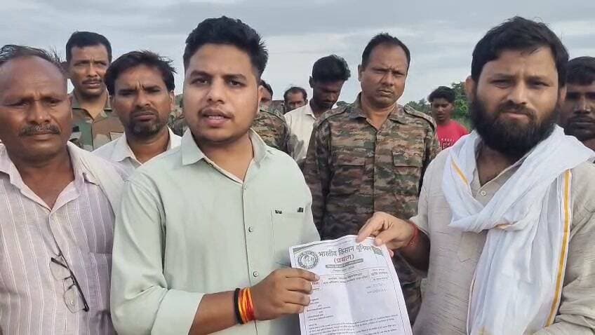 बारा में मानक विहीन ब्लास्टिंग के खिलाफ किसानों का हल्ला-बोल, जांच के आश्वासन पर खत्म हुआ धरना
प्रयागराज, बारा। धरा-बांकीपुर पहाड़ पर हो रही हैवी ब्लास्टिंग के खिलाफ भारतीय किसान यूनियन (प्रयाग) का अनिश्चितकालीन धरना बुधवार को समाप्त हो गया।
किसानों ने खनन इंस्पेक्टर वैभव सोनी को ज्ञापन सौंपकर आरोप लगाया कि मानक से अधिक विस्फोटक इस्तेमाल से मकानों में दरारें आ रही हैं और गोवंश दहशत में रस्सी तोड़कर भाग रहे हैं।
धरने की अध्यक्षता जिला अध्यक्ष ऋषि पांडे ने की। किसानों ने मांग की कि ब्लास्टिंग का समय तय हो, नियंत्रित मात्रा में विस्फोट हो और प्रभावितों को मुआवजा मिले।
खनन इंस्पेक्टर ने जांच कर कार्रवाई का आश्वासन दिया, जिसके बाद धरना स्थगित किया गया।
#Prayagraj #BaraNews #FarmersProtest #IllegalMining #Blasting #BKU