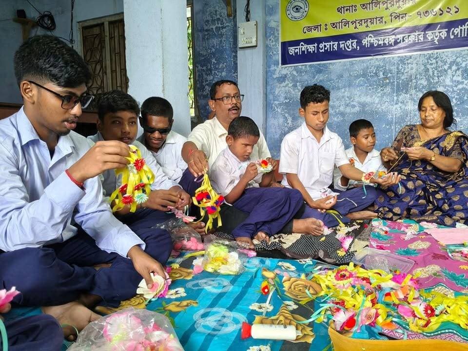 #rakhispecial চোখে নেই আলো,হাতেই স্বপ্ন দৃষ্টিহীন
পড়ুয়াদের তৈরী রাখিতে ভালোবাসার বন্ধন। আলিপুরদুয়ার সুবোধ সেন স্মৃতি দৃষ্টিহীন বিদ্যালয়।
#Blindstudents #rakhi #alipurduardistrict #creativity #greatwork #highlight
