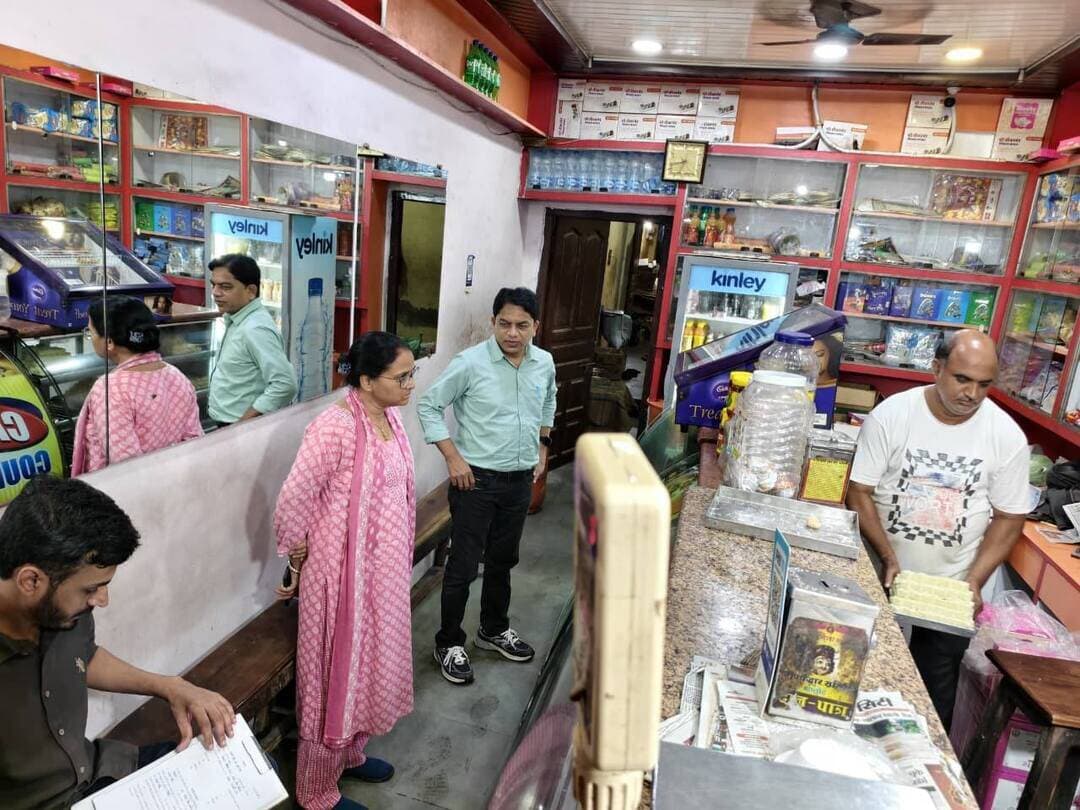 त्योहारों से पहले प्रशासन की सख्त कार्रवाई, मिठाई दुकानों से लिए खाद्य पदार्थों के नमूने
बाजना, आलोट और जावरा में आकस्मिक निरीक्षण, जावरा में 40 किलो मावा भी जप्त
आगामी त्यौहारों के मद्देनजर जिले में आम नागरिकों को सुरक्षित एवं गुणवत्तायुक्त खाद्य पदार्थ उपलब्ध कराने के लिए खाद्य सुरक्षा विभाग एवं प्रशासन द्वारा मिठाई दुकानों और खाद्य प्रतिष्ठानों पर लगातार आकस्मिक निरीक्षण एवं सैंपलिंग की कार्रवाई की जा रही है। कलेक्टर श्री अजय कटेसरिया के निर्देशानुसार बाजना, आलोट एवं जावरा में संयुक्त एवं खाद्य सुरक्षा विभाग की टीमों द्वारा कार्रवाई की गई।
*जावरा में 40 किलो मावा जप्त, पांच नमूने जांच के लिए भेजे जाएंगे*
जावरा में खाद्य सुरक्षा अधिकारी ज्योति बघेल द्वारा काटजू नगर स्थित शिवरंजनी रेस्टोरेंट का निरीक्षण किया गया। यहां मावा, गुलाब जामुन एवं दूध के नमूने मानक स्तर की जांच के लिए लिए गए। मिलावट की आशंका के आधार पर मौके से 40 किलो मावा जप्त कर संबंधित व्यक्ति की अभिरक्षा में दिया गया। प्रतिष्ठान संचालक को साफ-सफाई बनाए रखने के निर्देश देने के साथ खाद्य लाइसेंस प्रदर्शित करने, कर्मचारियों के मेडिकल सर्टिफिकेट, पानी की टेस्टिंग रिपोर्ट एवं पेस्ट कंट्रोल रिपोर्ट प्रस्तुत करने के निर्देश दिए गए।
इसी प्रकार पिपली बाजार स्थित अरोड़ा मिष्ठान भंडार का निरीक्षण कर केसर बर्फी एवं सेव के नमूने लिए गए। जावरा में लिए गए कुल पांच खाद्य नमूने जांच के लिए राज्य खाद्य परीक्षण प्रयोगशाला, भोपाल भेजे गए हैं।
*बाजना में तीन प्रतिष्ठानों से लिए नमूने*
बाजना में प्रशासनिक दल द्वारा मिठाई दुकानों का आकस्मिक निरीक्षण किया गया। खाद्य सुरक्षा अधिकारी प्रीति मंडोरिया द्वारा कर्नाटक चौराहा स्थित कामतानाथ रेस्टोरेंट से मावा बर्फी, मोरवी स्वीट्स एंड बेकरी से उत्सव सोन पपड़ी तथा जैन स्वीट्स, राजपूत मोहल्ला से मिल्क केक एवं सेव के नमूने लिए गए। दुकानदारों को प्रतिष्ठान में स्वच्छता बनाए रखने तथा उच्च गुणवत्ता वाले खाद्य पदार्थों का ही निर्माण एवं विक्रय करने के निर्देश दिए गए।
*आलोट में मिठाई के नमूने, घरेलू गैस सिलेंडर जप्त*
आलोट में खाद्य सुरक्षा अधिकारी कमलेश जमरा द्वारा मिठाई दुकानों का निरीक्षण किया गया। कारगिल चौराहा स्थित जोधपुर स्वीट्स से घी, मिठाई, घेवर, सोन पपड़ी एवं रसगुल्ला तथा संजय चौक स्थित श्री बीकानेर मिष्ठान भंडार से मिठाई, पेड़े, सोन पपड़ी एवं रसगुल्ला के नमूने लिए गए। कार्रवाई के दौरान श्री बीकानेर मिष्ठान भंडार से घरेलू गैस सिलेंडर भी जप्त किया गया।
#JanSampark #ratlam