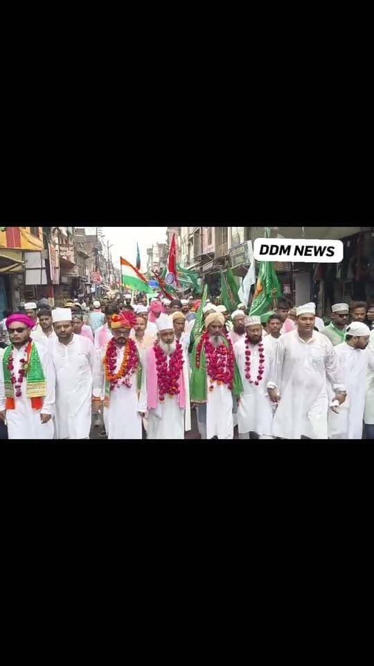 फिरोजाबाद: ईद-ए-मिलादुन्नबी के मौके पर निकला जुलूस-ए-मोहम्मदी, बाजार में उमड़ा जनसैलाब
फिरोजाबाद में ईद मिलादुन्नबी के अवसर पर जुलूस-ए-मोहम्मदी निकाला गया। सफेद लिबास और फूल मालाओं से सजे लोगों ने हरे झंडों के साथ जुलूस में हिस्सा लिया। बाजार में बड़ी संख्या में लोग शामिल हुए।
#Firozabad #EidMiladunNabi #Juloos #DDMNews