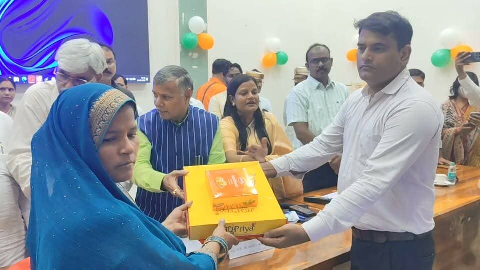 फिरोजाबाद में मंत्री धर्मवीर प्रजापति ,विधायक मनीष असीजा,महापौर कामिनी राठौर और जिलाधिकारी संतोष कुमार शर्मा महिलाओं को साड़ी और मिष्ठान वितरण करते हुए