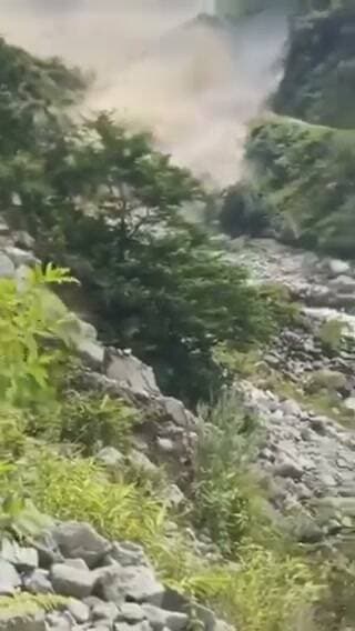 बाढ़ का ऐसा खौफनाक मंजर आपने शायद सिर्फ फिल्मों में देखा होगा। अब नेपाल से आया ये ताजा वीडियो देखिए।
रसुवा जिले में भोटेकोशी नदी में अचानक आई भीषण बाढ़ ने भारी तबाही मचाई है। कई इलाकों में घर, सड़कें और पुल बह गए हैं। हालात इतने भयावह हैं कि नुकसान का पूरा आकलन अभी तक सामने नहीं आ सका है।
बस इन तस्वीरों को देखकर अंदाजा लगाया जा सकता है कि वहां कितना कुछ तबाह हुआ होगा...