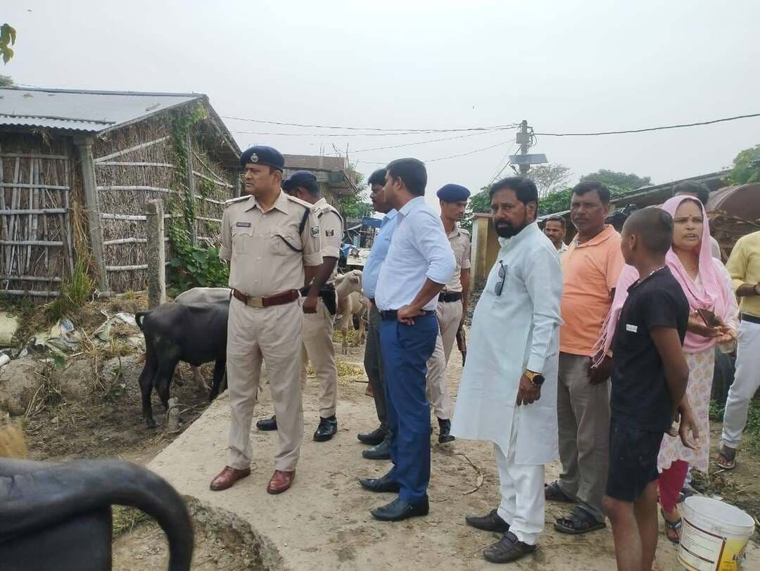 🌊 बाढ़ की वर्तमान स्थिति को लेकर जिला प्रशासन की अपील | खगड़िया
जिलाधिकारी, खगड़िया श्री विक्रम विरकर के निर्देशानुसार, अनुमंडल पदाधिकारी, खगड़िया सदर एवं अनुमंडल पदाधिकारी, गोगरी द्वारा बाढ़ की वर्तमान स्थिति एवं संभावित प्रभावित क्षेत्रों के लोगों से सतर्क एवं सुरक्षित रहने की अपील की गई है।
बाढ़ प्रभावित एवं संवेदनशील क्षेत्रों में रहने वाले आमजनों से अनुरोध है कि वे अपने आवश्यक सामान, जरूरी दस्तावेज एवं दवाइयों आदि को साथ रखें तथा अपने बच्चों एवं परिवार के सदस्यों को सुरक्षित एवं ऊँचे स्थानों पर ले जाएँ।
⚠️ नदी, तटबंध एवं जलजमाव वाले क्षेत्रों में अनावश्यक रूप से न जाएँ।
📢 प्रशासन द्वारा जारी निर्देशों का पालन करें और किसी भी आपात स्थिति में स्थानीय प्रशासन से तत्काल संपर्क करें।
आपकी सुरक्षा जिला प्रशासन की सर्वोच्च प्राथमिकता है।
#Khagaria #FloodAlert #FloodSafety #DistrictAdministration #BiharFloods