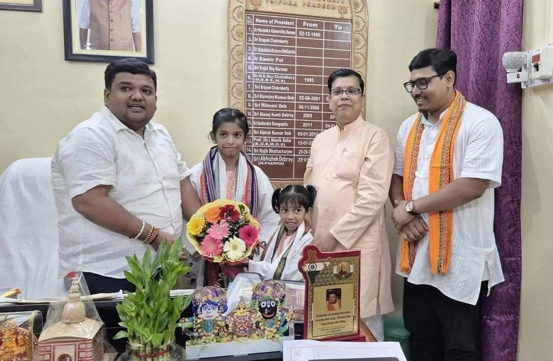 আগরতলার দুই কন্যার কারাতে সাফল্য, দিল্লির মঞ্চে জোড়া ব্রোঞ্জ
নিজস্ব প্রতিনিধি, আগরতলা।।
আগরতলার নিবাসী দীপ্তনু বর্ধনের দুই কন্যা দালাজা বর্ধন ও দিভিজা বর্ধন জাতীয় স্তরের কারাতে প্রতিযোগিতায় অসাধারণ সাফল্য অর্জন করেছে। ৭ থেকে ৯ আগস্ট নয়াদিল্লির তালকাটোরা ইনডোর স্টেডিয়ামে অনুষ্ঠিত ২০তম অল ইন্ডিয়া ইন্ডিপেন্ডেন্স কাপ কারাতে চ্যাম্পিয়নশিপ ২০২৬-এ অংশ নিয়ে দু’জনেই ব্রোঞ্জ পদক জয় করেছে।
প্রতিযোগিতায় দালাজা বর্ধন কাতা বিভাগে এবং দিভিজা বর্ধন কুমিতে বিভাগে ব্রোঞ্জ পদক অর্জন করে ত্রিপুরার নাম উজ্জ্বল করেছে।
এই সাফল্যের পর দুই প্রতিভাবান কন্যার সঙ্গে সৌজন্য সাক্ষাৎ করেন ত্রিপুরা প্রদেশ বিজেপির সভাপতি শ্রী অভিষেক দেবরায় এবং ক্রীড়ামন্ত্রী শ্রদ্ধেয় শ্রী টিঙ্কু রায়। এসময় উপস্থিত ছিলেন ত্রিপুরা প্রদেশ যুব মোর্চার সভাপতি শ্রী অরিন্দম দেব।
সাক্ষাৎকালে দুই কন্যার সাফল্যের জন্য তাঁদের আন্তরিক শুভেচ্ছা ও অভিনন্দন জানানো হয়। পাশাপাশি আগামী দিনে জাতীয় ও আন্তর্জাতিক স্তরে আরও বড় সাফল্য অর্জনের জন্য তাঁদের উৎসাহিত করা হয়।
দুই কন্যার এই কৃতিত্বে পরিবার ও শুভানুধ্যায়ীদের মধ্যে আনন্দের আবহ তৈরি হয়েছে। তাঁদের সাফল্য রাজ্যের অন্যান্য তরুণ-তরুণীকেও ক্রীড়া ক্ষেত্রে এগিয়ে আসতে অনুপ্রাণিত করবে বলে আশা করা হচ্ছে।