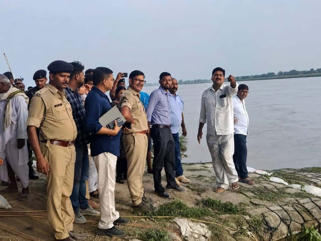 नेपाल में गंडक नदी के ऊपरी जलग्रहण क्षेत्र में फ्लैश फ्लड की स्थिति उत्पन्न होने तथा परिणामस्वरूप गंडक नदी के जलप्रवाह में संभावित आकस्मिक वृद्धि को ध्यान में रखते हुए सरकार के निर्देश के आलोक में विशेष सतर्कता बरती जा रही है। ज़िलाधिकारी, मुजफ्फरपुर एवं वरीय पुलिस अधीक्षक, मुजफ्फरपुर द्वारा स्थिति पर लगातार नज़र रखी जा रही है। दोनों अधिकारियों ने आज विभिन्न विभागों के वरीय पदाधिकारियों के साथ रेवा घाट सहित गंडक नदी के किनारे अनेक स्थानों पर निरीक्षण किया तथा बाढ़ की स्थिति में तैयारियों की समीक्षा की। ज़िलाधिकारी एवं वरीय पुलिस अधीक्षक ने स्थानीय निवासियों से भी संवाद स्थापित किया एवं उनका सुझाव लिया। अधिकारियों को स्थिति पर लगातार नजर रखने; नदी के जलस्तर, तटबंधों, निचले इलाकों, पुल-पुलियों एवं अन्य संवेदनशील क्षेत्रों की लगातार निगरानी करने तथा स्थानीय निवासियों से सतत संपर्क स्थापित रखने का निर्देश दिया गया।
जिलाधिकारी ने कहा कि आपदा की स्थिति में सामान्य जन-जीवन प्रभावित न हो यह सुनिश्चित करने के लिए मानक संचालन प्रक्रिया के अनुसार सभी तैयारी की गई है। लोग एकदम पैनिक न हों लेकिन सजग एवं सतर्क रहें। सुरक्षित स्थानों पर रहें। बच्चों, गर्भवती महिलाओं, बीमार लोगों और बुज़ुर्ग व्यक्तियों का विशेष ध्यान रखें।
================
*जिलाधिकारी ने लोगों से आह्वान करते हुए कहा कि किसी भी प्रकार के अफ़वाह पर ध्यान न दें। अपुष्ट, अप्रामाणिक एवं भ्रामक सूचनाओं को प्रसारित न करें। प्रशासन द्वारा दी जा रही सूचनाओं पर ही ध्यान दें तथा बाढ़ की स्थिति में बचाव हेतु सरकार द्वारा जारी एडवाइजरी का अनुपालन करें।*
================
ज़िलाधिकारी ने कहा कि उत्पन्न स्थिति के मद्देनज़र तटबंधों की निगरानी, सामुदायिक रसोई केन्द्रों का संचालन, सूखा राशन का वितरण, स्वास्थ्य जाँच तथा दवाओं की उपलब्धता, कुट्टी-भूसा पशु चारा का वितरण एवं पशु चिकित्सा की उपलब्धता, स्वच्छ पेयजल, शौचालय की सुविधा सहित आपदा प्रबंधन के दृष्टिकोण से राहत एवं बचाव कार्य संबंधी सभी तैयारियाँ पूरी की गयी है। अनुमंडल पदाधिकारी एवं अनुमंडल पुलिस पदाधिकारी को लगातार क्षेत्र भ्रमण करने; बच्चों, महिलाओं, किसानों, बुजुर्गों सहित आम जनता से नियमित संवाद स्थापित करने एवं फीडबैक लेने तथा स्थिति के अनुसार तुरंत रिस्पॉन्ड करने का निदेश दिया गया है।
जिलाधिकारी ने कहा कि बाढ़ प्रभावितों के जान-माल की सुरक्षा एवं ससमय राहत पहुँचाना प्रशासन की सर्वाेच्च प्राथमिकता है। किसी भी प्रकार की आवश्यकता पड़ने पर आम लोगों द्वारा नियंत्रण कक्ष में संपर्क स्थापित किया जा सकता है:
(1) जिला आपातकालीन संचालन केन्द्र, मुजफ्फरपुर : 0621-2212007
(2) राज्य आपातकालीन संचालन केंद्र, आपदा प्रबंधन विभाग, बिहार सरकार, पटना: हेल्पलाइन नंबर: 0612-2294204/205, आपातकालीन सहायता नंबर: 1070
================