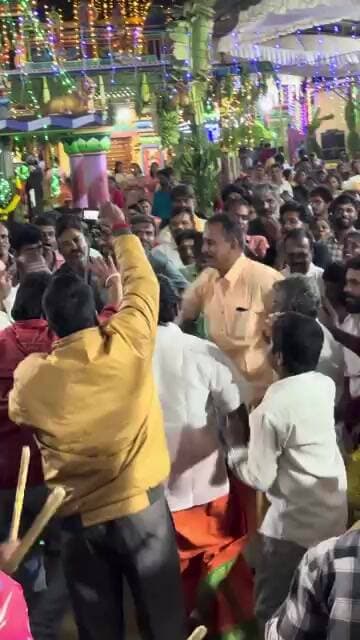 மாரியம்மன் கோயிலில் நடனமாடிய எஸ்.பி.வேலுமணி
