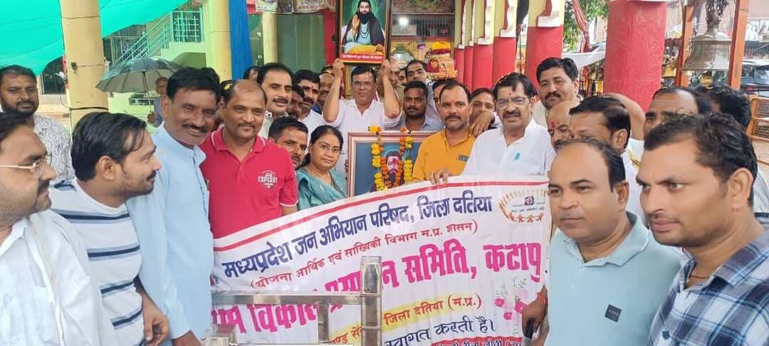 इंदरगढ़ में निकाली गई कलश वंदन यात्रा
संत शिरोमणि रविदास जी महाराज की जयंती के अवसर पर इंदरगढ़ में जन्मस्थली की पावन मिट्टी के कलश के साथ कलश वंदन यात्रा निकाली गई। यात्रा के दौरान सेवढ़ा विधायक श्री प्रदीप अग्रवाल ने स्वयं कलश धारण कर सामाजिक समरसता, भाईचारे और मानवता का संदेश दिया।
उन्होंने कहा कि संत रविदास जी की शिक्षाएं हमें समानता, सद्भाव और अच्छे कर्मों के मार्ग पर चलने की प्रेरणा देती हैं।
#datia #CMMadhyapradesh #JansamparkMP #दतिया #Madhyapradesh #Indergarh