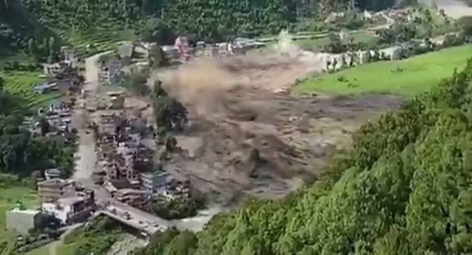 Nepal flood тАУ
1.38 рд╕реЗрдХреЗрдВрдб рдХреЗ рдЗрд╕ Video рдХреЛ рджреЗрдЦрдХрд░ рд░рд╕реБрд╡рд╛ рдЬрд┐рд▓реЗ рдореЗрдВ рддрдмрд╛рд╣реА рдХрд╛ рдЕрдВрджрд╛рдЬрд╛ рд▓рдЧрд╛рдЗрдП
рднреЛрдЯреЗрдХреЛрд╢реА рдирджреА рдореЗрдВ рдЕрдЪрд╛рдирдХ рд╕реИрд▓рд╛рдм рдЖрдпрд╛
рдордХрд╛рдитАУрджреБрдХрд╛рди, рдЧрд╛рдбрд╝рд┐рдпреЛрдВ рдФрд░ рднрд╛рдЧ рд░рд╣реЗ рд▓реЛрдЧреЛрдВ рд╕рдмрдХреЛ рдмрд╣рд╛ рд▓реЗ рдЧрдпрд╛