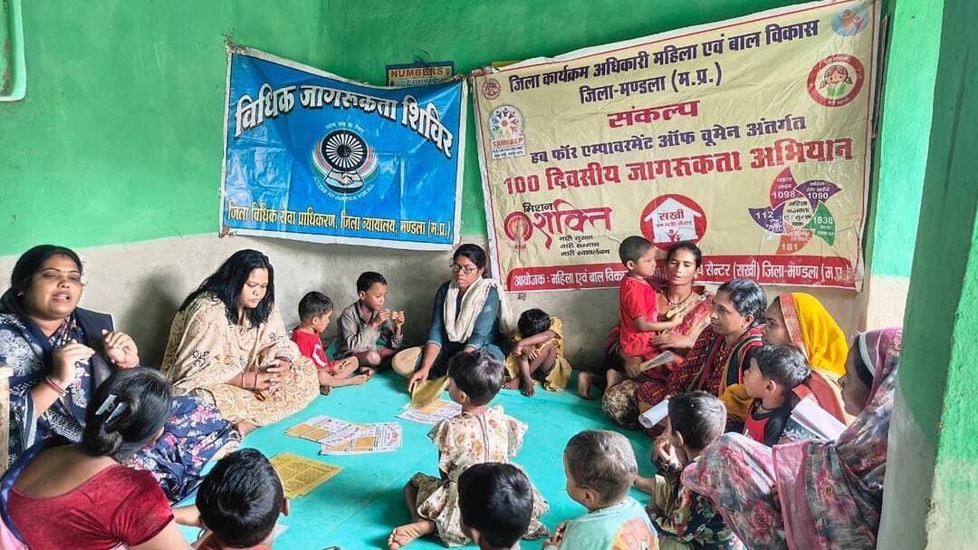 जागरूकता सत्र में महिलाओं को मिली योजनाओं और हेल्पलाइन की जानकारी
मंडला जिले के मवई विकासखंड के पोषक ग्राम प्रेमनगर, ग्राम पंचायत भीमडोंगरी तथा आंगनवाड़ी केंद्र बंगोटिकरा, पोषक ग्राम मंगली, ग्राम पंचायत मनोरी में हब के अंतर्गत जागरूकता सत्र कार्यक्रम में वन स्टॉप सेंटर की प्रशासक सुश्री प्रेरणा मर्सकोले ने महिलाओं को आर्थिक रूप से सशक्त बनाने के उद्देश्य से विभिन्न शासकीय योजनाओं की जानकारी दी। उन्होंने मुख्यमंत्री उद्यम क्रांति योजना, महिला श्रमिकों के लिए प्रधानमंत्री श्रम योगी मानधन योजना एवं मनरेगा योजना सहित अन्य योजनाओं के बारे में बताया। वन स्टॉप सेंटर में उपलब्ध छह प्रकार की सहायता सेवाओं की जानकारी भी दी गई। साथ ही 181 राष्ट्रीय महिला हेल्पलाइन, 1098 चाइल्ड हेल्पलाइन एवं साइबर अपराध के लिए 1930 साइबर हेल्पलाइन के बारे में जानकारी प्रदान की गई।
जिला विधिक सेवा प्राधिकरण की पैरालीगल वालेंटियर श्रीमती शिखा श्रीवास्तव ने निराश्रित बच्चों के लिए संचालित सारथी चैंपियन, घरेलू हिंसा अधिनियम 2005 के अंतर्गत संचालित आशा योजना सहित अन्य योजनाओं की जानकारी दी। कार्यक्रम के अंत में प्रतिभागियों के बीच प्रश्नोत्तरी प्रतियोगिता आयोजित की गई। प्रतियोगिता में सर्वश्रेष्ठ प्रदर्शन करने वाली श्रीमती सुनीता सोनी को उपहार देकर सम्मानित किया गया।
Jansampark Madhya Pradesh
CM Madhya Pradesh
#mandla