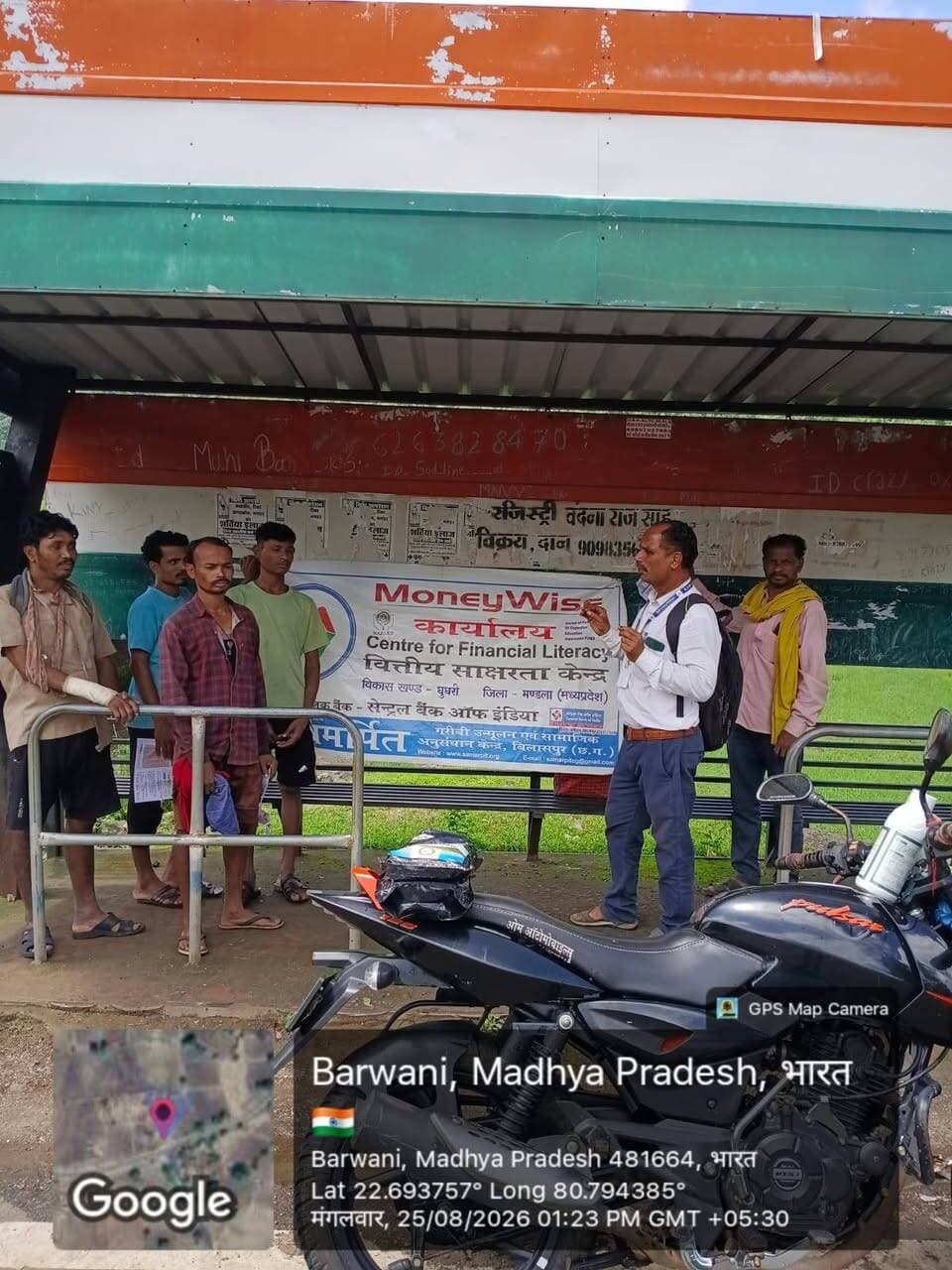 मंडला में वित्तीय साक्षरता को लेकर जागरूकता अभियान
भारतीय रिजर्व बैंक के निर्देशानुसार एवं सेंट्रल बैंक मंडला के सहयोग से ‘समर्पित’ संस्था द्वारा गांवों और हाट-बाजारों में वित्तीय साक्षरता अभियान चलाया जा रहा है। क्षेत्रीय अधिकारी श्रीमती लक्ष्मी पटेल के मार्गदर्शन में ग्रामीणों को डिजिटल बैंकिंग, ऑनलाइन धोखाधड़ी से बचाव, बचत और बैंकिंग योजनाओं की जानकारी दी जा रही है। अभियान का उद्देश्य ग्रामीणों को सुरक्षित बैंकिंग और वित्तीय योजनाओं के प्रति जागरूक करना है।
Jansampark Madhya Pradesh
CM Madhya Pradesh
#mandla
