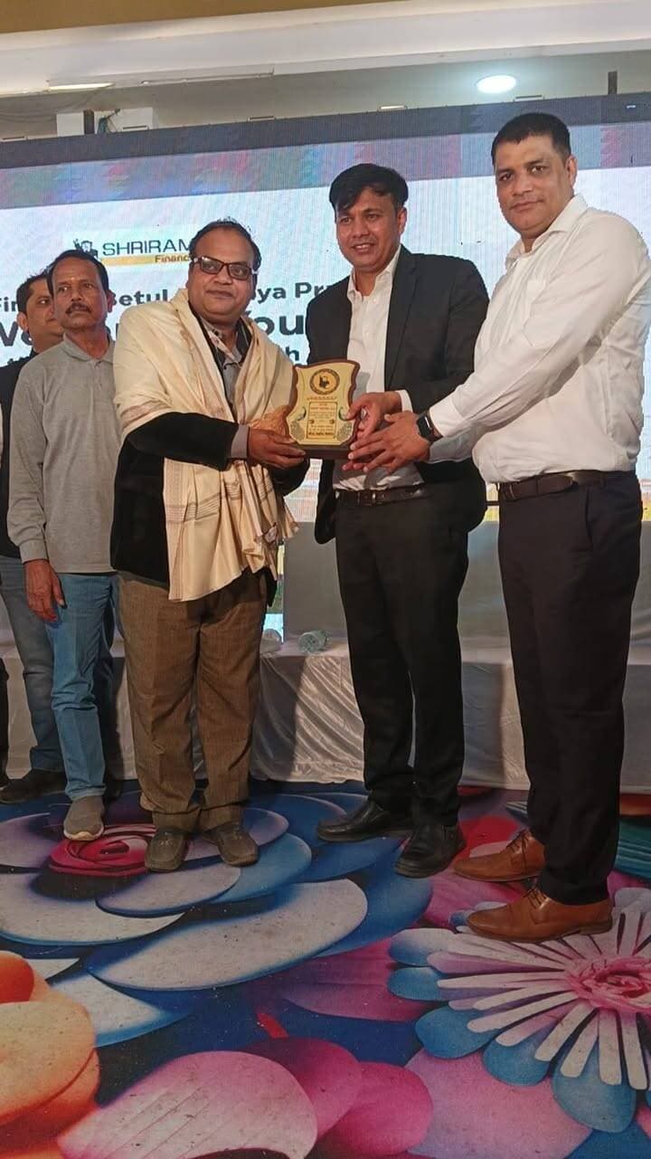 पत्रकारिता के क्षेत्र में सम्मान मिला, श्रीराम फाइनेंस लिमिटेड का हृदय से आभार 🙏💐
आज बैतूल के बडोरा स्थित सरले सेलिब्रेशन लॉन में श्रीराम फाइनेंस लिमिटेड द्वारा आयोजित सरपंच सम्मान समारोह में पत्रकारिता के क्षेत्र में कंपनी द्वारा मुझे सम्मानित किया गया।
यह सम्मान मेरे लिए गौरव और प्रोत्साहन का विषय है। पत्रकारिता के माध्यम से समाज और जनहित से जुड़े मुद्दों को सामने रखने की मेरी कोशिश को सम्मान देने के लिए मैं श्रीराम फाइनेंस लिमिटेड कंपनी के मैनेजमेंट एवं पूरी टीम का हृदय से आभार व्यक्त करता हूं। 🙏
यह सम्मान आगे भी निष्पक्ष, निर्भीक और जनहितकारी पत्रकारिता के लिए नई ऊर्जा प्रदान करेगा।
#श्रीरामफाइनेंस #सरपंचसम्मानसमारोह #बैतूल #बडोरा #सरलेसेलिब्रेशनलॉन #पत्रकारिता #पत्रकारसम्मान #सम्मानसमारोह #जनहित #जनसेवा #बैतूलसमाचार #Betul #BetulNews #BetulMedia #PoliceAdministration #बैतूलपुलिस #पुलिसप्रशासन #BetulPolice #कलेक्टर #BetulCollector #जिलाप्रशासन #जिलाधिकारी #प्रशासन #मध्यप्रदेशपुलिस #MPPolice #MadhyaPradesh #मध्यप्रदेशसमाचार #स्वास्थ्यविभाग #शिक्षाविभाग #नगरपालिका #जनपदपंचायत #पंचायतविभाग #सरपंच #ग्रामपंचायत #जनप्रतिनिधि #समाजसेवा #समाज #BreakingNews #LatestNews #NewsUpdate #ViralNews #Trending #SocialMedia #Journalism