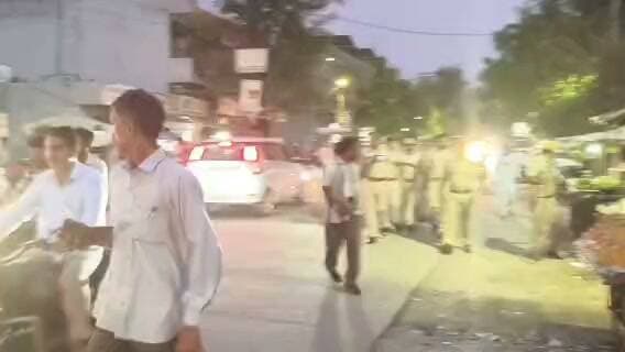 🚨 निकाय चुनाव से पहले बहरोड़ में पुलिस का शक्ति प्रदर्शन!
बहरोड़ में चुनावी माहौल के बीच कोतवाली थानाधिकारी रविन्द्र कुमार के नेतृत्व में पुलिस ने शहर में पैदल गश्त कर सुरक्षा व्यवस्था का जायजा लिया। 👮♂️
संवेदनशील इलाकों पर नजर, संदिग्ध गतिविधियों पर निगरानी और शांतिपूर्ण चुनाव का संदेश—पुलिस साफ संकेत दे रही है कि चुनाव में कानून-व्यवस्था से खिलवाड़ करने वालों की खैर नहीं!
📍 बहरोड़ | निकाय चुनाव 2026
#बहरोड़ #निकाय_चुनाव #पुलिस_गश्त #LawAndOrder #BN_News