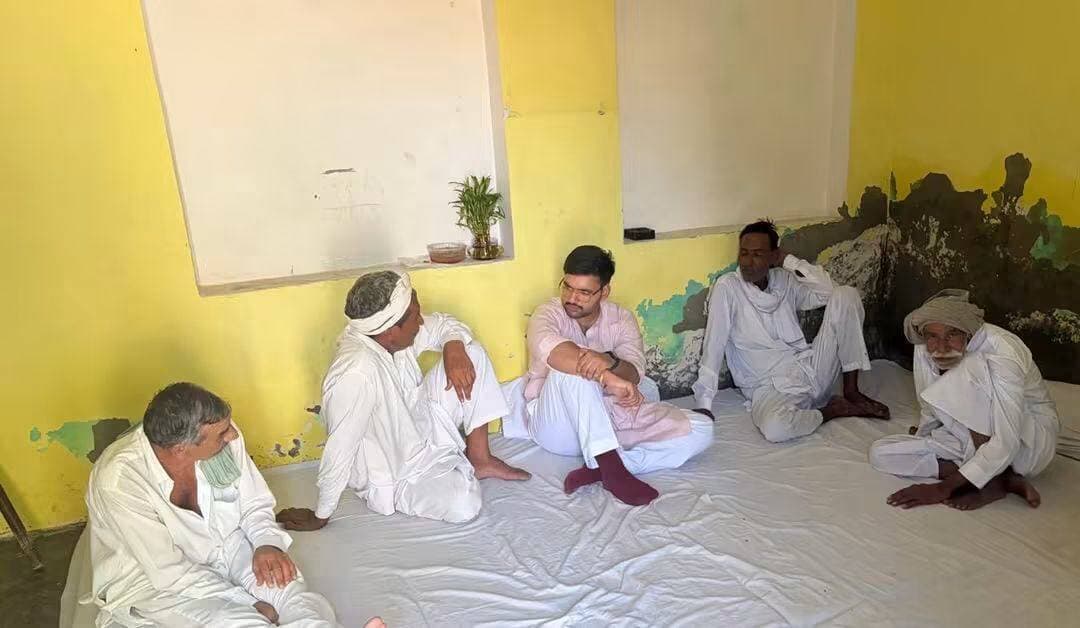 आज डबवाली हल्के में युवा कांग्रेस नेता कुंवरवीर हिटलर ने शोकाकुल परिवारों से मिलकर उनके दुःख में सहभागी बने, पीड़ा की घड़ी में परिजनों के साथ खड़े होकर उन्हें हरसंभव सहयोग और साथ देने का भरोसा दिलाया।
बूट, ईश्वर दिवंगत आत्माओं को अपने श्रीचरणों में स्थान दें और शोक संतप्त परिवारों को यह अपार दुःख सहने की शक्ति एवं धैर्य प्रदान करें।