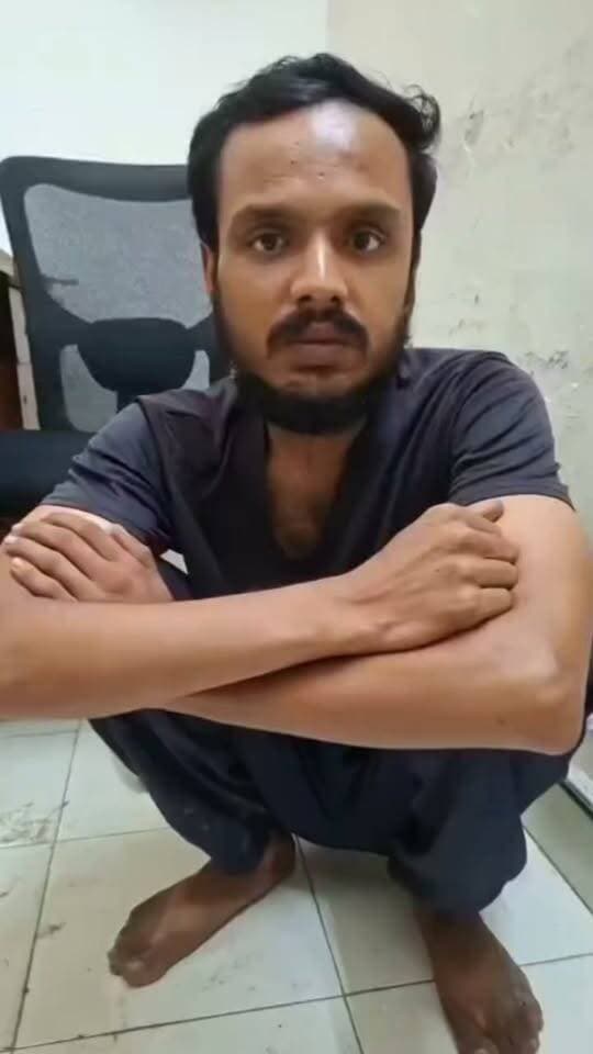 बहन पर की गई टिप्पणी के चलते हुए विवाद में चाकू मारकर व्यक्ति की हत्या करने के मामले में 1 आरोपी गिरफ्तार।
गुरुग्राम, गौरव गर्ग, 26 अगस्त । 24 अगस्त को थाना उद्योग विहार, गुरुग्राम में एक सूचना प्राप्त हुई कि पार्क हॉस्पिटल ओल्ड दिल्ली गुड़गांव रोड के बाहर एक व्यक्ति मृत अवस्था में पड़ा है। सूचना पाकर पुलिस टीम घटनास्थल पर पहुंची, जहां पर एक व्यक्ति मृत अवस्था में पड़ा मिला। मृतक की पहचान हरजीत सिंह (उम्र 33 वर्ष) निवासी गांव डूंडाहेड़ा, गुरुग्राम के रूप में हुई। पुलिस टीम द्वारा फिंगरप्रिंट, सीन-ऑफ-क्राइम टीम को बुलाकर घटनास्थल का निरीक्षण करवाया गया। घटनास्थल पर मौजूद मृतक के ताऊ के लड़के ने पुलिस टीम को एक लिखित शिकायत के माध्यम से बतलाया कि 24 अगस्त को सुबह इसकी चाची ने इसको बताया कि किसी ने इसके चाचा के लड़के हरजीत के सिर व माथे पर चोट मारी हुई है जो पार्क अस्पताल के बाहर अचेत अवस्था में पड़ा हुआ है। यह घटनास्थल पर पहुंचा तो इसके चाचा का लड़का हरजीत वहां मृत अवस्था में पड़ा मिला। इसके चाचा के लड़के की इसके गांव के ही व्यक्ति ने अपने अन्य साथियों के साथ मिलकर रंजिश के तहत हत्या की है। प्राप्त शिकायत पर पुलिस थाना उद्योग विहार, गुरुग्राम में संबंधित धाराओं के तहत अभियोग अंकित किया गया।
पुलिस थाना उद्योग विहार, गुरुग्राम की पुलिस टीम ने कार्यवाही करते हुए उपरोक्त अभियोग में 1 आरोपी को 26 अगस्त को ओल्ड दिल्ली रोड नजदीक शेर-ए-पंजाब ढाबा, गुरुग्राम से गिरफ्तार किया। आरोपी की पहचान विक्रम कुमार (उम्र-26 वर्ष) निवासी गांव पटियाना जिला जहानाबाद, बिहार, वर्तमान निवासी भंगरौला, गुरुग्राम के रूप में हुई।
पुलिस पूछताछ में ज्ञात हुआ कि 24 अगस्त की रात को आरोपी व मृतक दोनों डूंडाहेड़ा गाँव स्थित एक पुरानी इमारत में साथ बैठे थे, इसी दौरान मृतक द्वारा आरोपी की बहन के बारे में टिप्पणी की तो आरोपी ने चाकू से सिर व छाती में वार करके उसकी हत्या कर दी।
पुलिस टीम द्वारा अभियोग में नियमानुसार आगामी कार्यवाही की जा रही है। अभियोग अनुसंधानाधीन है।