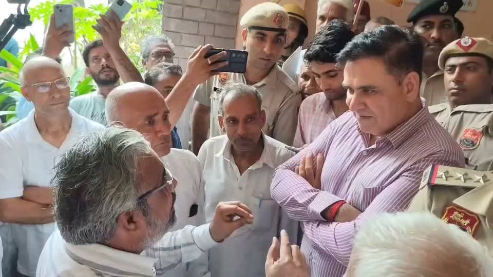 गुरुग्राम एसडीएम SDM से राजेश यादव का संवाद, प्रदर्शन ज्ञापन के दौरान