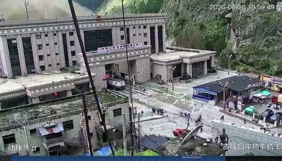 नेपाल में आई तबाही से जुड़ा एक और वीडियो सामने आया है. वीडियो, चीन अधिकृत तिब्बत के इमिग्रेशन सेंटर की है.
नेपाल के मौसम विभाग के मुताबिक, इलाके में बारिश जरूर हुई थी, लेकिन इतनी नहीं हुई कि इस तरह की अचानक बाढ़ आ जाए.
ऐसे में आशंका जताई जा रही है कि तिब्बत में किसी ग्लेशियल झील के अचानक फटने, यानी ग्लेशियल लेक आउटबर्स्ट फ्लड की वजह से भारी मात्रा में पानी नेपाल की तरफ आया हो सकता है.
Nepal Flood Video | #NepalFloods | Nepal Flood