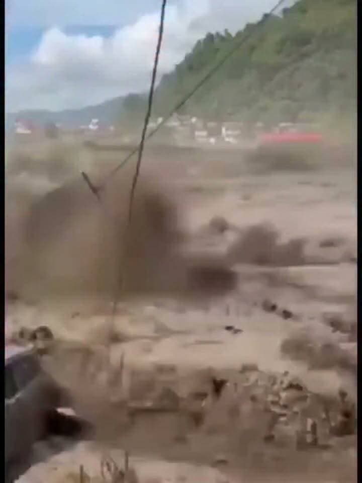 नेपाल में भीषण बाढ़ से तबाही, तेज बहाव में बहा सब कुछ
नेपाल। नेपाल में आई भीषण बाढ़ ने भारी तबाही मचा दी है। पानी की तेज धार के सामने जो भी आया, वह बहता चला गया। बाढ़ के चलते हालात बेहद खतरनाक बने हुए हैं और कई इलाकों में जनजीवन प्रभावित हुआ है। #NepalNews