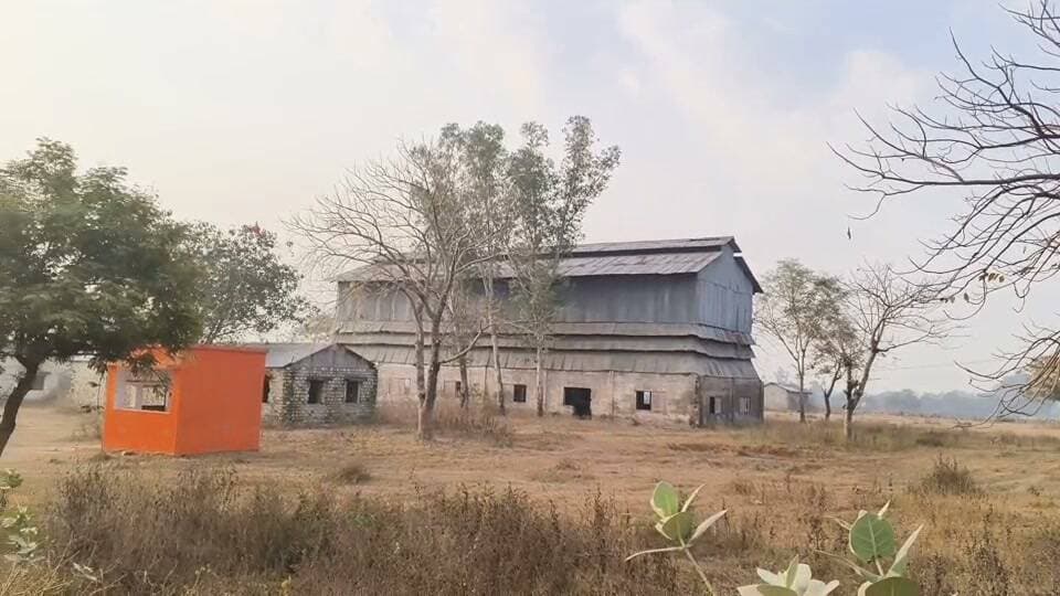 अगर चालू हुई ये बाक्साइट फैक्ट्री तो मिलेगा चित्रकूट के हजारों युवाओ को रोजगार !
लगभग ढाई दशक पहले मानिकपुर नगर में टेलीफोन एक्सचेंज के नजदीक बगदरी रोड पर विध्यानचल एवरेसिव बॉक्साइट फैक्ट्री स्थापित की गई थी। जिसमे एल्युमिनियम धातु बनाने हेतु एम्वेरिक पाउडर (बाक्साइट पाउडर) का उत्पादन किया जाता था। इस बाक्साइट चूर्ण को बोरियों में पैक करके समीपी एल्युमिनियम फैक्ट्री मिर्जापुर भेजा जाता था ।
इस फैक्ट्री के लिए आवश्यक कच्चा माल बॉक्साइट अयस्क मानिकपुर के अंतर्गत रानीपुर के रोजौहां जंगल से खनन करके प्राप्त किया जाता था। इस बॉक्साइट खनन में पाठा के हजारों मजदूरों को रोजगार मिलता था । इसके बन्द होने से मानिकपुर के हजारों गरीब मजदूरों की रोजी रोटी छिन गई थी ।
इसके बन्द होने पर चित्रकूट के किसी भी पार्टी के नेता ने इसे चालू कराने का कोई प्रयास नही किया। इन्हें वोट मांगते समय अब शर्म नही लगती । बांदा चित्रकूट के समीपी पहाड़ी इलाकों में बॉक्साइट अयस्क होने के पर्याप्त सबूत हैं।
मानिकपुर के अन्तर्गत रानीपुर के रोझौहां जंगल में पर्याप्त बॉक्साइट अयस्क मौजूद है। एक सरकारी सर्वे के अनुसार इस जंगल में लगभग 83 टन बॉक्साइट अयस्क के भण्डार है।
इसी प्रकार के बॉक्साइट अयस्क के भण्डार पन्ना, सागर , दतिया के जंगली पहाड़ी इलाकों में मिले हैं। अभी हाल में एक सरकारी सर्वे में बांदा और चित्रकूट जनपद में एल्युमिनियम अयस्क बॉक्साइट के पर्याप्त भण्डार का पता चला है। यह निक्षेप प्रति वर्ष 1 लाख टन एल्युमिनियम उत्पादन करने की क्षमता वाले कारखाने को कम से कम 35 वर्षों तक अयस्क प्रदान कर सकता है।
रिपोर्ट - अनुज हनुमत