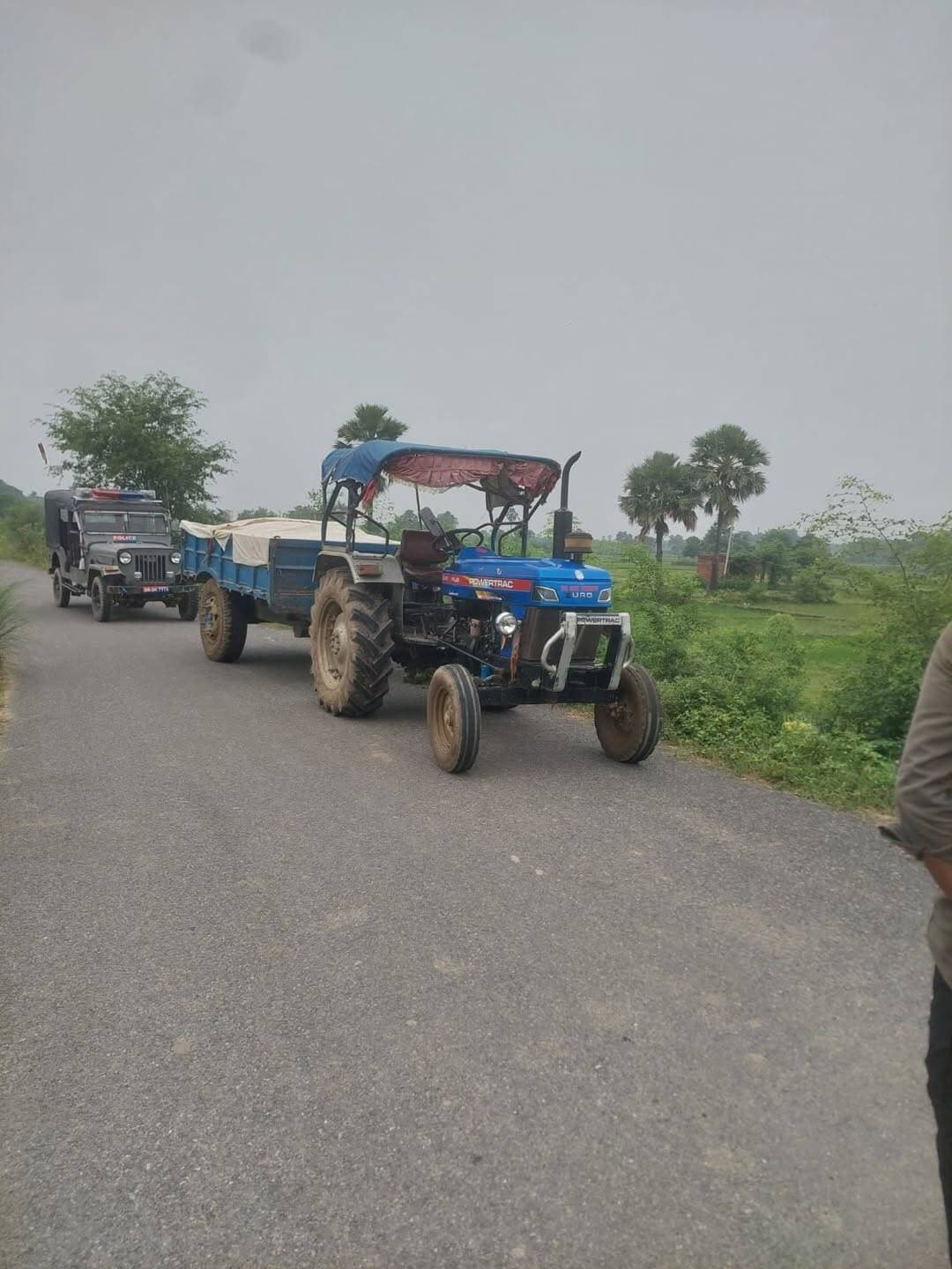 पाई बिगहा पुलिस ने अ/वै/ध बालू से ल/दा एक ट्रैक्टर को किया ज/ब्त. मा/लिक गिर/फ्तार