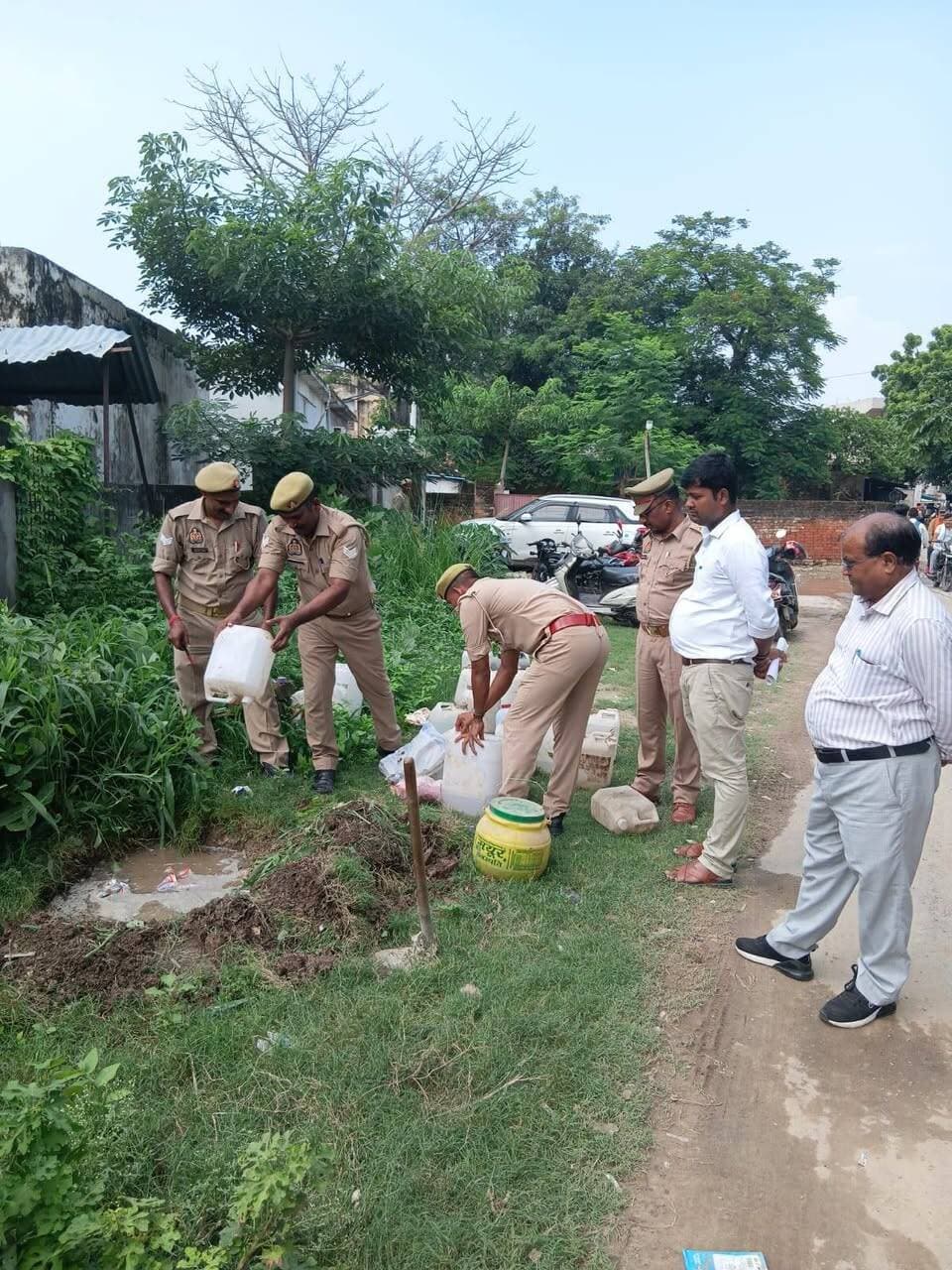 मऊ में 272.5 लीटर अवैध कच्ची व देशी शराब नष्ट
मऊ। ऑपरेशन क्लीन अभियान के तहत थाना कोतवाली नगर पुलिस द्वारा मुकदमों में बरामद अवैध शराब के विनिष्टीकरण की कार्रवाई की गई। पुलिस अधीक्षक कमलेश बहादुर के निर्देशन में न्यायालय के आदेश के क्रम में 25 अगस्त 2026 को कुल 23 अभियोगों से संबंधित 272.5 लीटर अवैध कच्ची व देशी शराब नष्ट कराई गई।
मुख्य न्यायिक मजिस्ट्रेट मऊ के आदेश पर नगर मजिस्ट्रेट द्वारा गठित टीम की मौजूदगी में यह कार्रवाई की गई। टीम में नायब तहसीलदार सदर शेषमणि, राजस्व निरीक्षक अजय कुमार श्रीवास्तव, लेखपाल पंकज चौहान, अपराध निरीक्षक कोतवाली नगर सुभाषचन्द्र यादव, उपनिरीक्षक इसरार अहमद सहित पुलिसकर्मी शामिल रहे।
विनिष्टीकरण की प्रक्रिया के दौरान प्रत्येक मुकदमे से संबंधित शराब का आवश्यक नमूना माल सुरक्षित निकालने के बाद शेष 272.5 लीटर शराब को गड्ढा खुदवाकर उसमें डालकर नष्ट कराया गया। पुलिस के अनुसार ऑपरेशन क्लीन अभियान के तहत बरामद मुकदमाती माल और अवैध शराब के नियमानुसार विनिष्टीकरण की कार्रवाई लगातार की जा रही है।