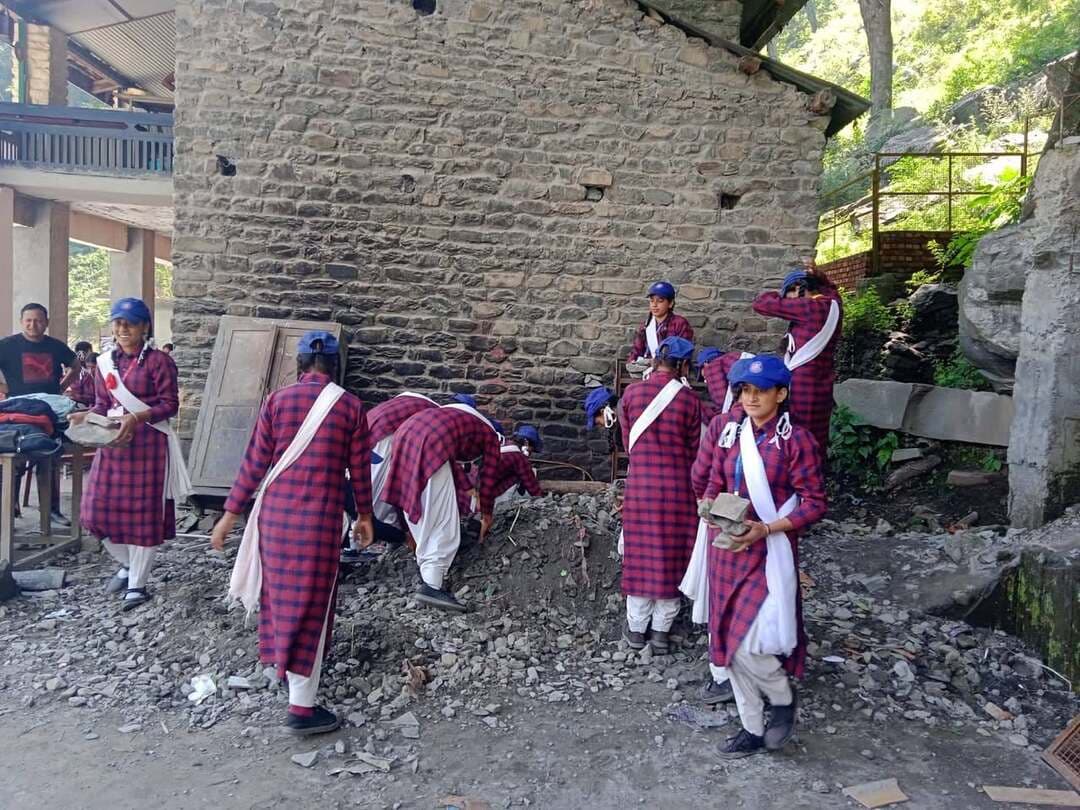 मांधा स्कूल में स्वयंसेवियों ने चलाया ‘एक दिन स्वच्छता के नाम’ अभियान
हिमाचल 84 टीवी ब्यूरो भरमौर मांधा।
राजकीय वरिष्ठ माध्यमिक विद्यालय मांधा के परिसर में राष्ट्रीय सेवा योजना (एनएसएस) के स्वयंसेवियों द्वारा ‘एक दिन स्वच्छता के नाम’ के तहत एक दिवसीय विशेष स्वच्छता एवं जागरूकता अभियान आयोजित किया गया। कार्यक्रम का शुभारंभ विद्यालय की प्रधानाचार्या सुचित्रा गुलेरिया ने किया।
इसके बाद एनएसएस स्वयंसेवियों को अलग-अलग टीमों में बांटकर स्वच्छता अभियान शुरू किया गया। ‘स्वच्छता ही सेवा है’ के मूल मंत्र के साथ आयोजित इस अभियान में स्वयंसेवियों ने बढ़-चढ़कर भाग लिया और श्रमदान करते हुए विद्यालय परिसर की साफ-सफाई की।
राष्ट्रीय सेवा योजना के कार्यक्रम अधिकारी एवं प्रवक्ता हिंदी सुभाष शर्मा ने बताया कि अभियान का मुख्य उद्देश्य विद्यार्थियों में सामाजिक उत्तरदायित्व, श्रमदान के महत्व तथा स्वच्छता के प्रति जागरूकता की भावना पैदा करना है। उन्होंने कहा कि इस तरह के कार्यक्रम विद्यार्थियों को सामाजिक सरोकारों से जोड़ने में महत्वपूर्ण भूमिका निभाते हैं।
कार्यक्रम के समापन पर प्रधानाचार्या सुचित्रा गुलेरिया ने स्वयंसेवियों के प्रयासों की सराहना करते हुए कहा कि ऐसे आयोजनों से विद्यार्थियों में अनुशासन, जिम्मेदारी और समाजसेवा की भावना का विकास होता है। विद्यालय के विद्यार्थियों द्वारा किए गए स्वच्छता प्रयासों की स्थानीय लोगों ने भी खूब सराहना की।
इस अवसर पर विद्यालय का समस्त शिक्षक वर्ग एवं कर्मचारी मौजूद रहे।