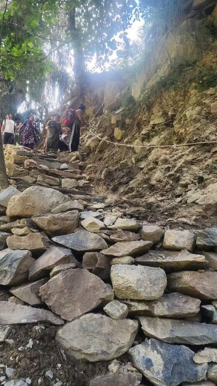 मणिमहेश यात्रा में आज 253 श्रद्धालुओं ने पैदल तो 137 ने हेली टैक्सी से की यात्रा
26 अगस्त को भरमौर से गौरीकुंड के लिए 36 उड़ानें, 26 लंगर संस्थाओं को मिली अनुमति; ऑनलाइन पंजीकरण अनिवार्य
भरमौर, 26 अगस्त।
श्री मणिमहेश यात्रा-2026 के तहत बुधवार को बड़ी संख्या में श्रद्धालुओं ने पैदल और हेली टैक्सी के माध्यम से पवित्र मणिमहेश धाम की ओर रुख किया। उपमंडल अधिकारी (नागरिक) भरमौर अजय कुमार सिंह ने बताया कि बुधवार को हड़सर से मणिमहेश तक पैदल यात्रा मार्ग से 253 श्रद्धालु रवाना हुए।
उन्होंने बताया कि इसी दिन भरमौर से गौरीकुंड के लिए हेली टैक्सी सेवा की 36 उड़ानें संचालित की गईं, जिनमें 137 श्रद्धालुओं ने हवाई सेवा का लाभ उठाया। हेली सेवा शुरू होने से श्रद्धालुओं को काफी सुविधा मिल रही है।
एसडीएम ने श्रद्धालुओं से अपील की कि यात्रा के दौरान प्रशासन द्वारा जारी दिशा-निर्देशों का पालन करें। मौसम और यात्रा मार्ग की परिस्थितियों को ध्यान में रखते हुए सावधानी बरतें तथा समय-समय पर जारी एडवाइजरी का पालन कर प्रशासन का सहयोग करें।
26 लंगर संस्थाओं को मिली अनुमति
एसडीएम ने बताया कि 26 अगस्त तक मणिमहेश यात्रा के दौरान लंगर लगाने के लिए 26 लंगर संस्थाओं ने आवश्यक अनुमति प्राप्त कर ली है। उन्होंने कहा कि लंगर लगाने के इच्छुक व्यक्ति एवं संस्थाएं 31 अगस्त से पहले उपमंडल अधिकारी कार्यालय से अनुमति प्राप्त कर सकते हैं।
यात्रा के लिए ऑनलाइन पंजीकरण अनिवार्य
एसडीएम अजय कुमार सिंह ने स्पष्ट किया कि मणिमहेश यात्रा पर जाने वाले सभी श्रद्धालुओं के लिए ऑनलाइन पंजीकरण अनिवार्य है। श्रद्धालु यात्रा से पूर्व आधिकारिक वेबसाइट www.manimaheshyatra.hp.gov.in पर अपना पंजीकरण करवाएं।
उन्होंने कहा कि बिना ऑनलाइन पंजीकरण किसी भी श्रद्धालु को यात्रा की अनुमति नहीं दी जाएगी। श्रद्धालु पंजीकरण से संबंधित जानकारी केवल आधिकारिक माध्यम से प्राप्त करें।