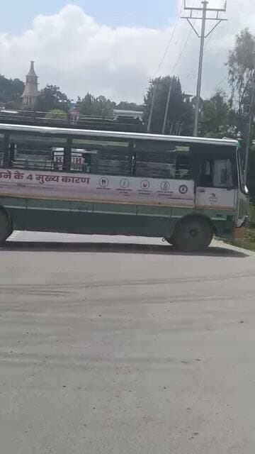 सोलन : NH-5 के बीचों-बीच HRTC ने लगाया ब्रेक! 😂🚌
वर्कशॉप महज 10 मीटर दूर… लगता है बस ने कहा—“मैं खुद नहीं जाऊंगी, वर्कशॉप को मेरे पास आना पड़ेगा!” 😜