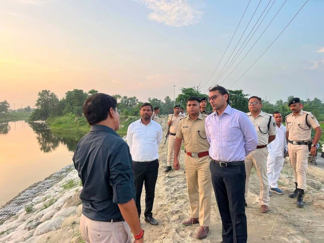 संभावित बाढ़ के मद्देनजर जिलाधिकारी और पुलिस अधीक्षक ने लिया तैयारियों का जायजा
संभावित बाढ़ की स्थिति से निपटने के लिए जिले में की जा रही तैयारियों का जिलाधिकारी श्री तनय सुल्तानिया ने बुधवार को क्षेत्र भ्रमण कर जायजा लिया। मौके पर पुलिस अधीक्षक अमित रंजन भी उपस्थित थे। इस दौरान उन्होंने विभिन्न संवेदनशील स्थलों एवं तटबंधों का निरीक्षण करते हुए बाढ़ निरोधक एवं सुरक्षात्मक कार्यों की प्रगति की समीक्षा की तथा संबंधित अधिकारियों को आवश्यक निर्देश दिए।
जिलाधिकारी ने सुप्पी प्रखंड के जमला गांव पहुंचकर वहां कराए जा रहे कटाव निरोधक कार्य का स्थल निरीक्षण किया। उन्होंने कार्य की प्रगति, उपयोग की जा रही सामग्री तथा कार्य की गुणवत्ता का बारीकी से जायजा लिया। उपस्थित अधिकारियों को निर्देश दिया कि निर्धारित मानकों के अनुरूप गुणवत्तापूर्ण कार्य हर हाल में सुनिश्चित किया जाए। उन्होंने स्पष्ट कहा कि कार्य में किसी भी स्तर पर लापरवाही अथवा गुणवत्ता में कमी पाए जाने पर संबंधित के विरुद्ध कड़ी कार्रवाई की जाएगी।
इसके बाद जिलाधिकारी ने बैरगनिया बांध का निरीक्षण कर उसकी स्थिति एवं सुरक्षा व्यवस्था की जानकारी ली। उन्होंने बेलसंड क्षेत्र स्थित चंदौली बांध का भी जायजा लिया तथा संभावित बाढ़ की स्थिति में संवेदनशील बिंदुओं पर विशेष सतर्कता बरतने का निर्देश दिया।
जिलाधिकारी ने बागमती तटबंध पर चल रहे उच्चीकरण, सुरक्षात्मक एवं सुदृढ़ीकरण कार्यों का भी निरीक्षण किया। उन्होंने अधिकारियों से कार्य की अद्यतन प्रगति की जानकारी लेते हुए निर्देश दिया कि सभी आवश्यक कार्यों को समयबद्ध रूप से पूरा किया जाए, ताकि संभावित बाढ़ की स्थिति में तटबंधों की सुरक्षा सुनिश्चित की जा सके।
निरीक्षण के दौरान जिलाधिकारी ने अधिकारियों को संभावित बाढ़ को लेकर पूरी तरह अलर्ट रहने, संवेदनशील स्थलों की लगातार निगरानी करने तथा किसी भी आपात स्थिति में त्वरित कार्रवाई सुनिश्चित करने का निर्देश दिया। उन्होंने कहा कि बाढ़ की चुनौती से निपटने के लिए सभी संबंधित विभाग आपसी समन्वय के साथ कार्य करें और तैयारियों में किसी भी प्रकार की कमी न रहने दें।
इधर आपदा प्रबंधन के अपर समाहर्ता श्री बृज किशोर पांडे ने बताया कि जिले में अभी बाढ़ की स्थिति नहीं है। बागमती नदी का जलस्तर खतरे के निशान से नीचे है।