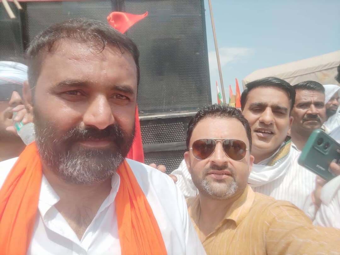 राजपूत समाज की एकजुटता और अधिकारों की हुंकार
ऐतिहासिक यात्रा — ऐतिहासिक एकजुटता 🚩
करणी सेना के राष्ट्रीय अध्यक्ष आदरणीय श्री महिपाल मकराना जी के नेतृत्व में राजस्थान से 800 किलोमीटर की ऐतिहासिक पैदल यात्रा का जयपुर में विशाल समारोह के साथ समापन हुआ। इसके बाद यह यात्रा पंचकूला पहुँची, जहाँ राज्यपाल महोदय के माध्यम से माननीय राष्ट्रपति जी को UGC के विरोध एवं आरक्षण को आर्थिक आधार पर लागू करने की मांग को लेकर ज्ञापन सौंपा गया।
इस ऐतिहासिक मुहिम में हिमाचल राजपूत महासभा के प्रदेश अध्यक्ष आदरणीय श्री कमलेश्वर जी के नेतृत्व में हिमाचल के हर जिले से पदाधिकारी एवं हजारों साथी पंचकूला पहुँचे।
इस अवसर पर जिला सिरमौर अध्यक्ष श्री नरेश चौधरी जी, प्रदेश कन्वीनर श्री धनवीर कपूर जी, सिरमौर उपाध्यक्ष श्री सुनील तोमर जी सहित मंडी से महिला विंग की पदाधिकारी एवं अन्य जिलों के पदाधिकारी व कार्यकर्ता बड़ी संख्या में उपस्थित रहे।
यह सिर्फ एक यात्रा नहीं, बल्कि समाज की एकजुटता, समान अवसर और अपने अधिकारों के लिए बुलंद होती आवाज़ है। 🚩
एकजुट समाज — मजबूत आवाज़ — समान अवसर।