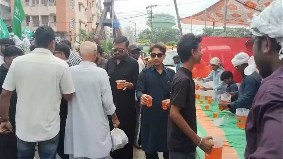 ठंडे पानी, जूस और शरबत से जुलूस में शामिल लोगों की बुझाई प्यास